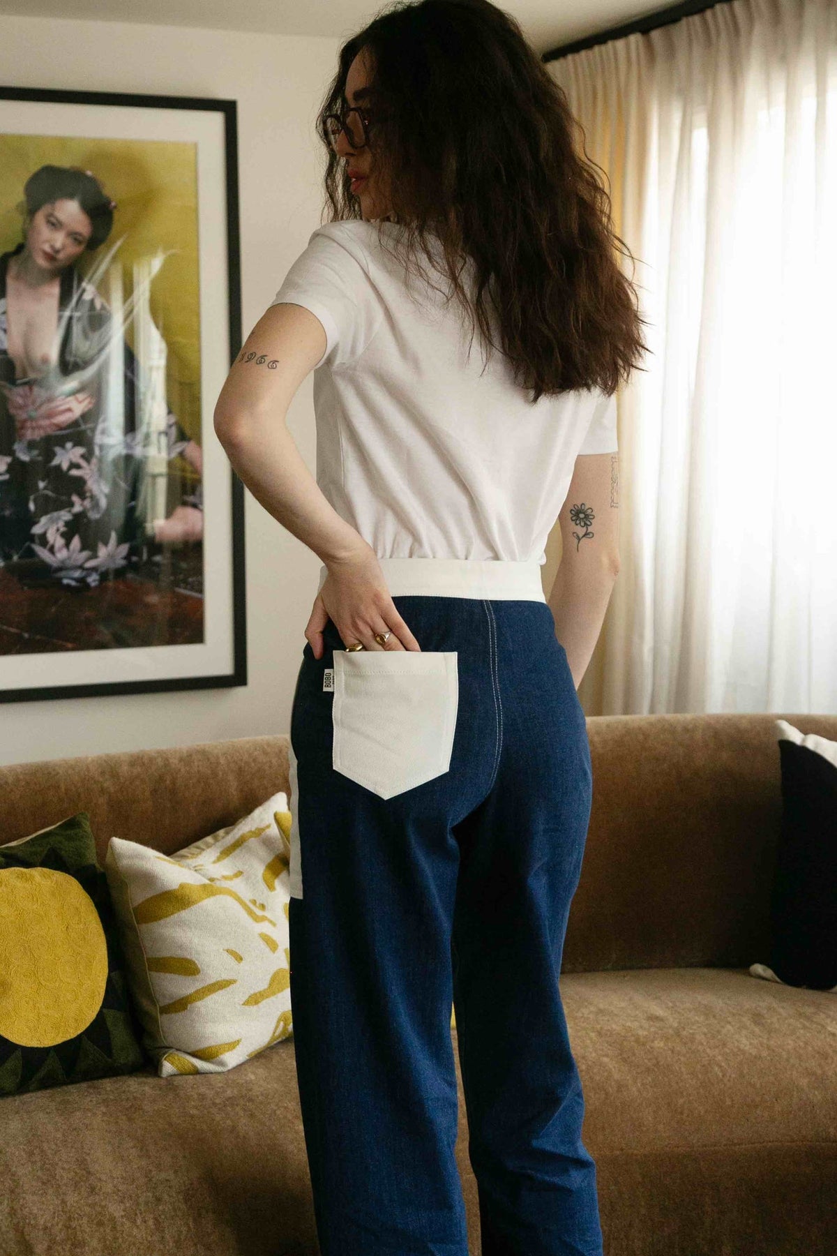 Pantalon Bourgogne, détail du col et des poignets, confectionné en coton bicolore, esprit workwear