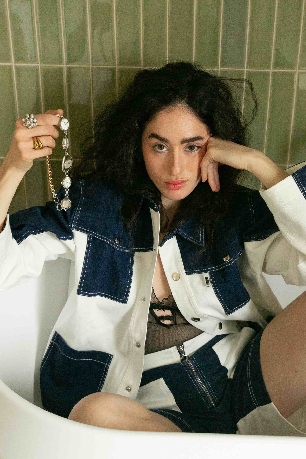 Veste en jean Gauthier Bleu, portée en extérieur, la veste Gauthier s’inspire des vestes de travail traditionnelles, coupe oversize