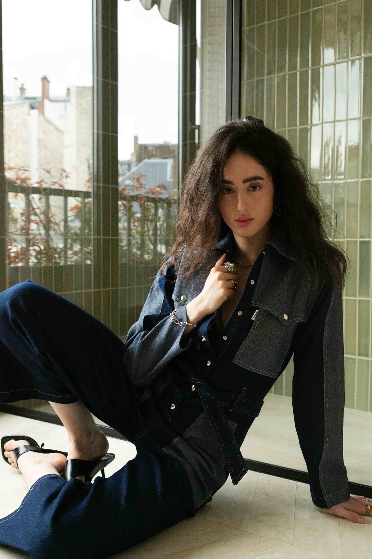 Combinaison en jean Poppy, porté, vue de dos, elle est réalisée dans un denim 100% coton et est dotée de finitions inspiration trench, coupe oversize