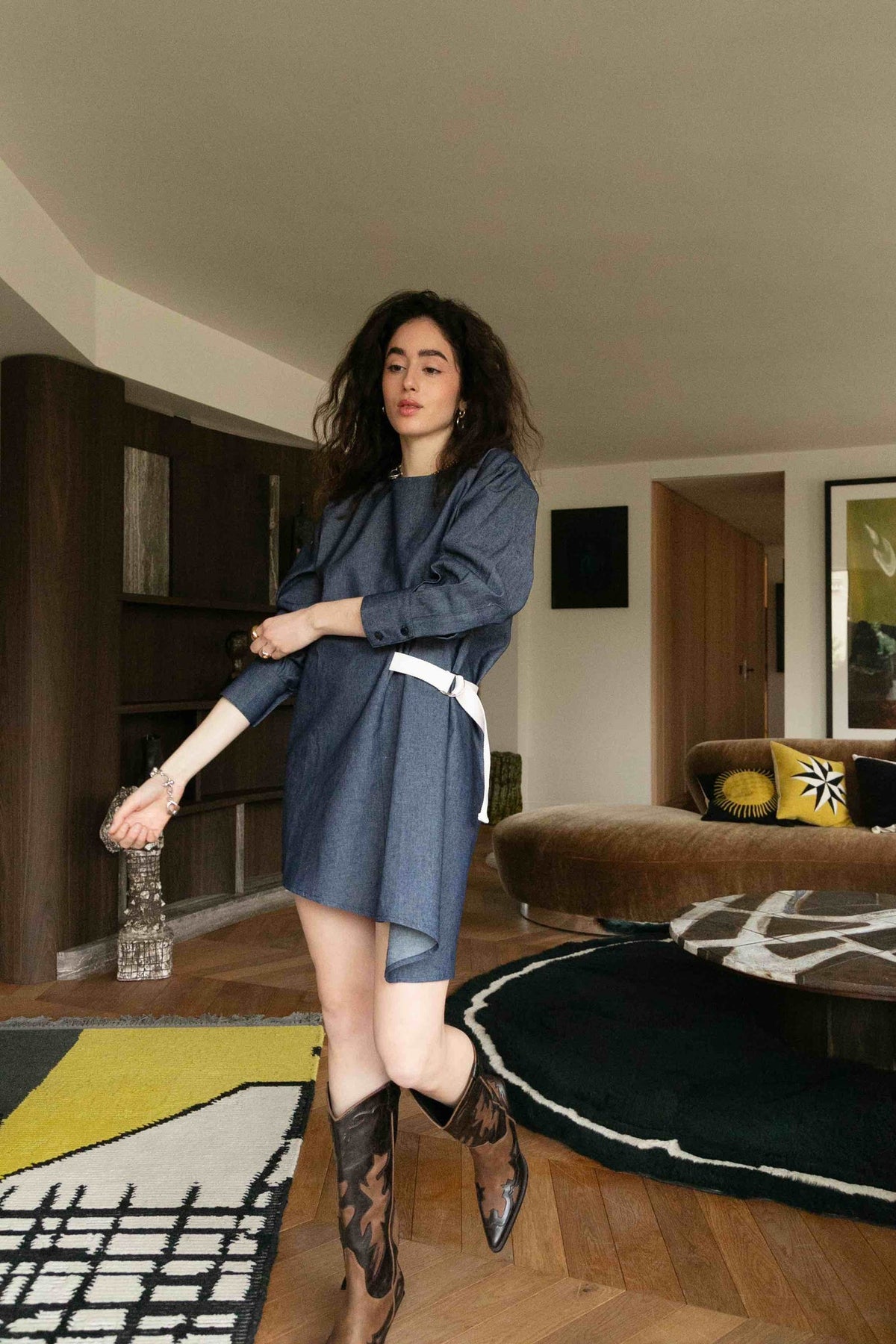 Robe manches longues Paloma, gros plan sur le tissu, la robe Paloma à manches longues est confectionnée dans un denim fin 100 % coton (200 g/m²)