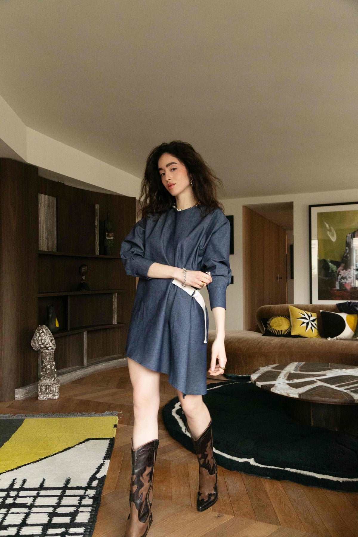 Robe manches longues Paloma, porté de face dans la rue, chic et ultra confortable