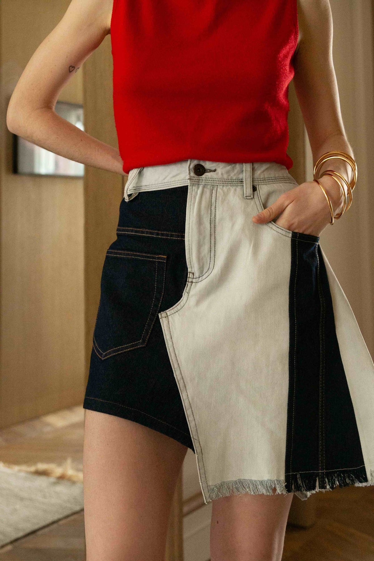 Jupe en denim Lila, porté, vue de profil, sa taille marquée et son design bicolore, pièce éco-responsable Bobo Paris
