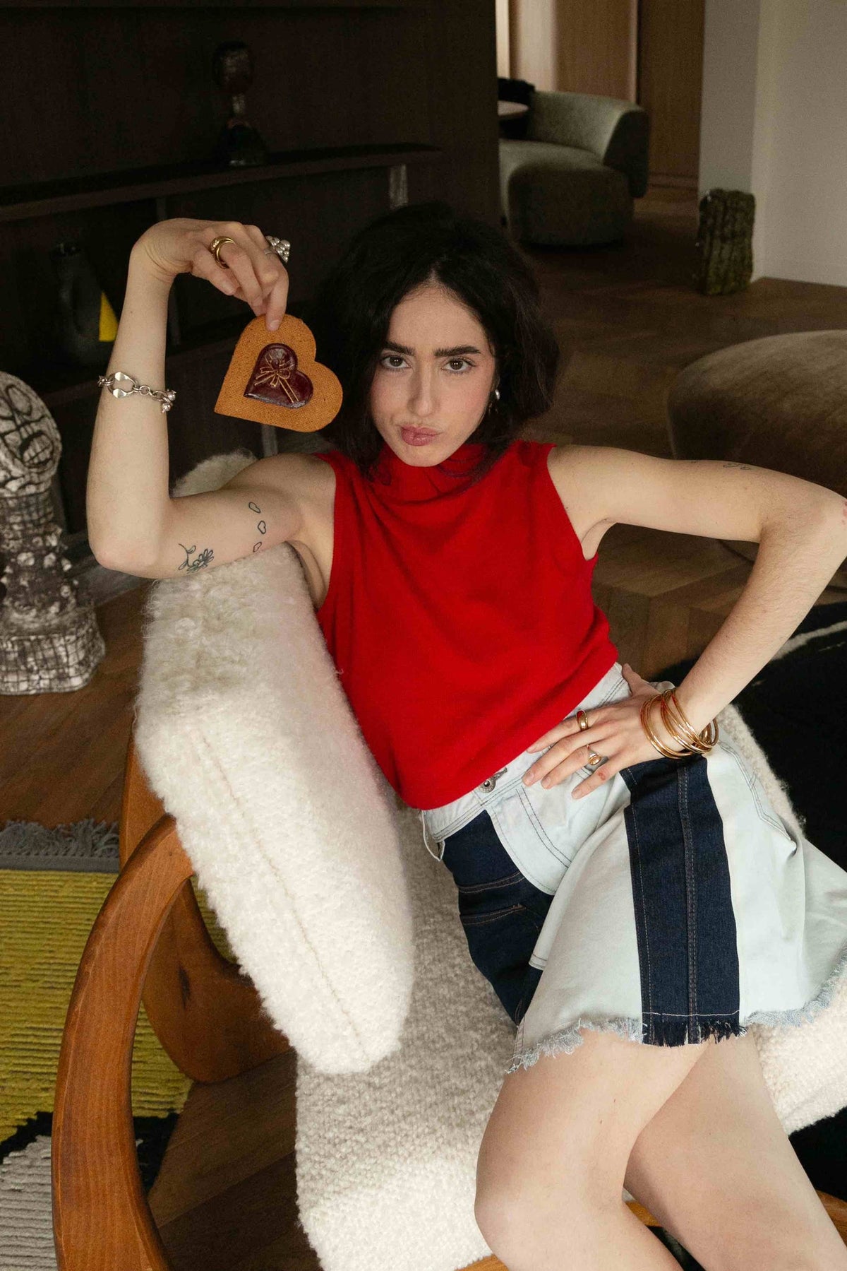 Jupe en denim Lila, vue d'ensemble du style porté, la jupe Lila réinvente le denim avec caractère