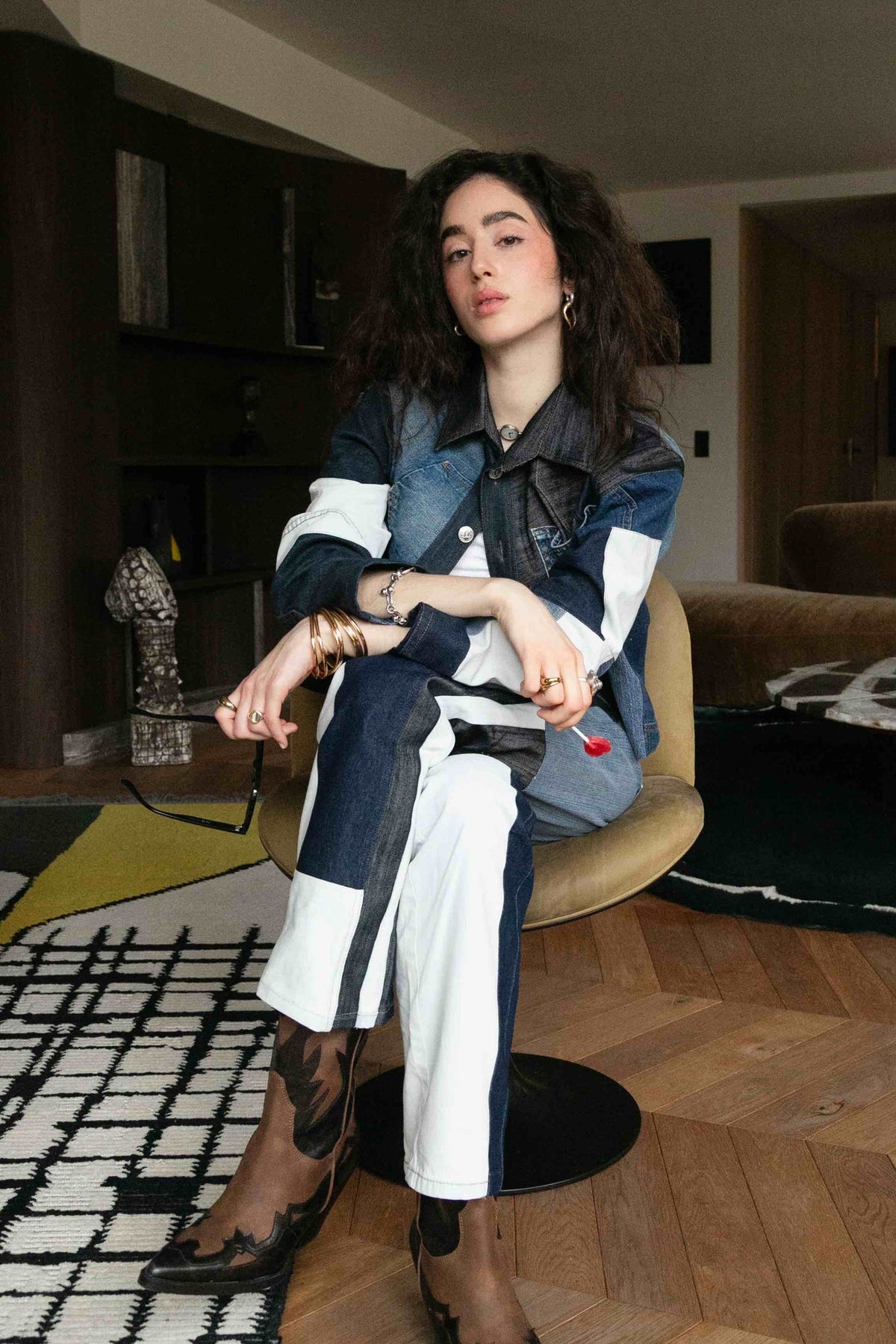 Pantalon patchwork Sacha, porté en mouvement, il faut près de 4 heures de travail pour la faire