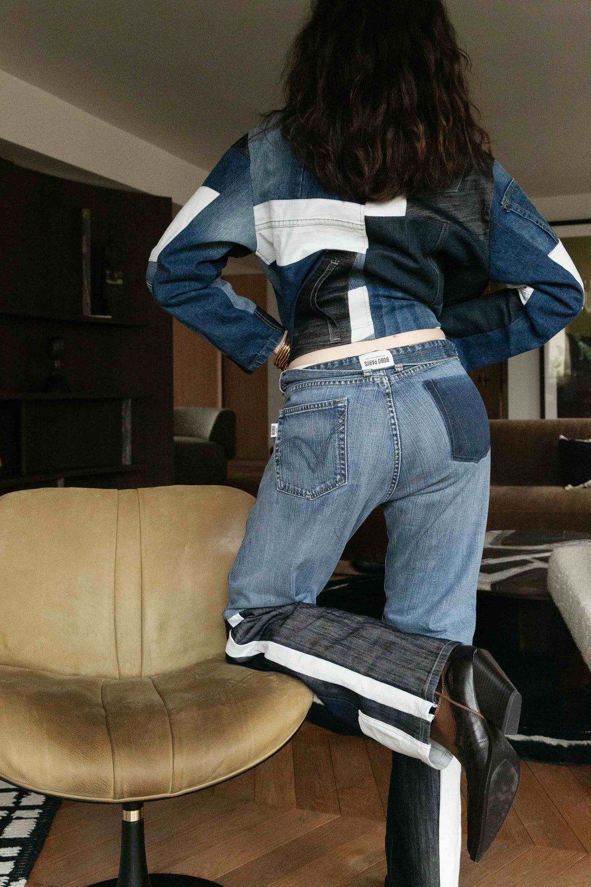 Veste patchwork Zorha, porté en mouvement, confectionnée à partir de cinq jeans de seconde main