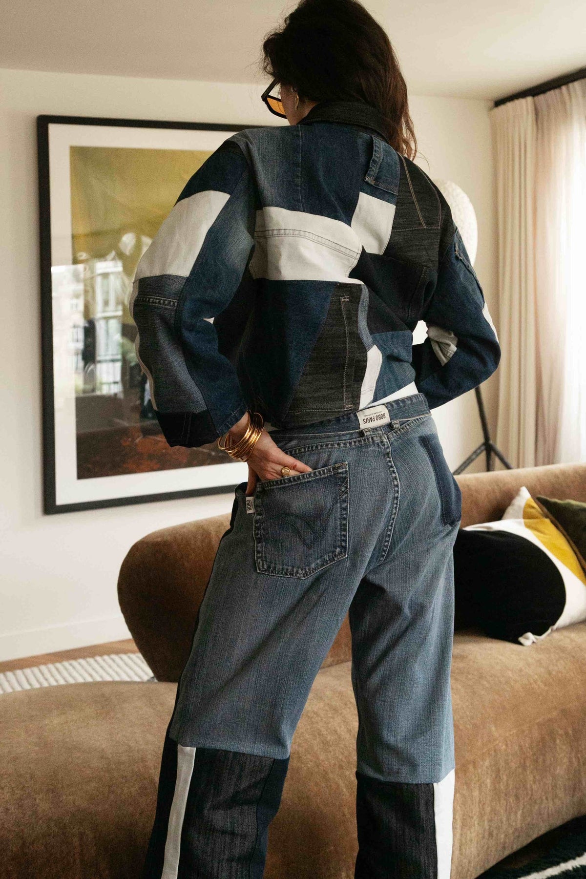 Veste patchwork Zorha, vue d'ensemble du style porté, la veste Zorha réinvente le denim avec une coupe légèrement crop et un patchwork unique réalisé
