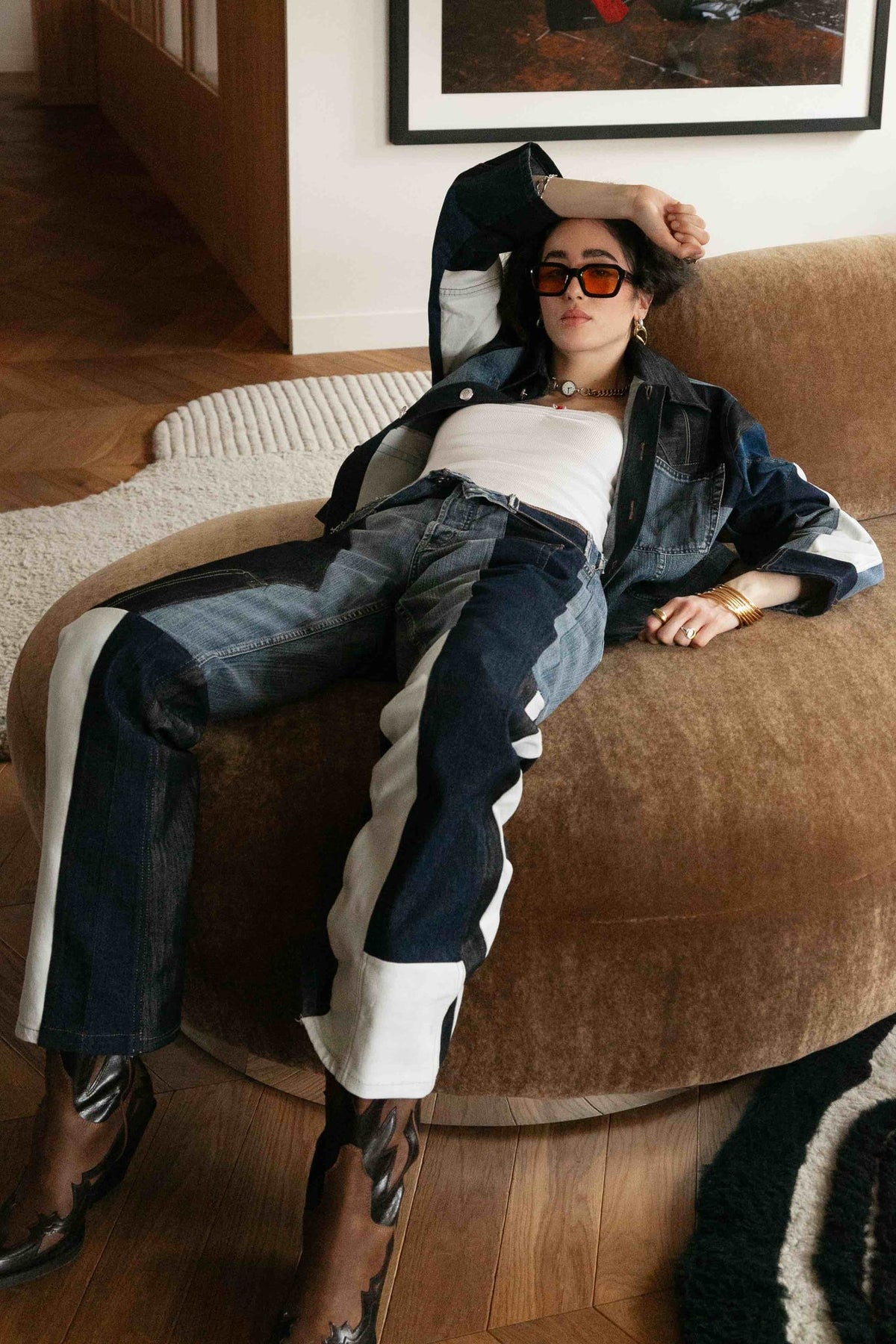 Pantalon patchwork Sacha, premier regard, portée en extérieur, entièrement upcyclé à partir de quatre jeans de seconde main - deux foncés