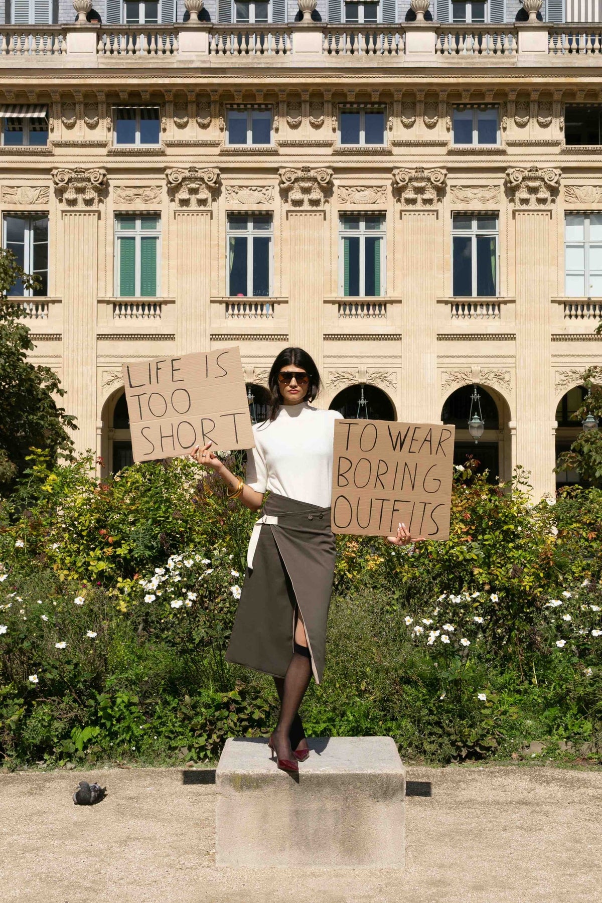 Jupe réversible Gabrielle, porté de face dans la rue, la jupe Gabrielle revisite le classique de la jupe portefeuille avec une touche moderne