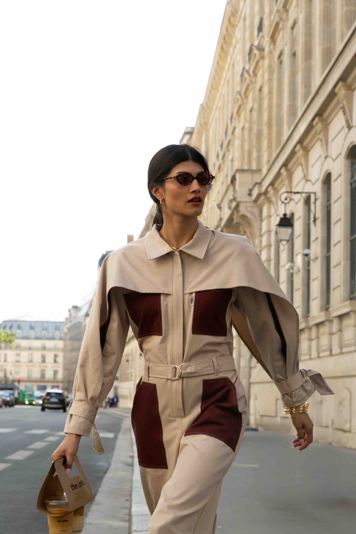 Combinaison cape Jacqueline Beige, porté, vue rapprochée, sa coupe ample