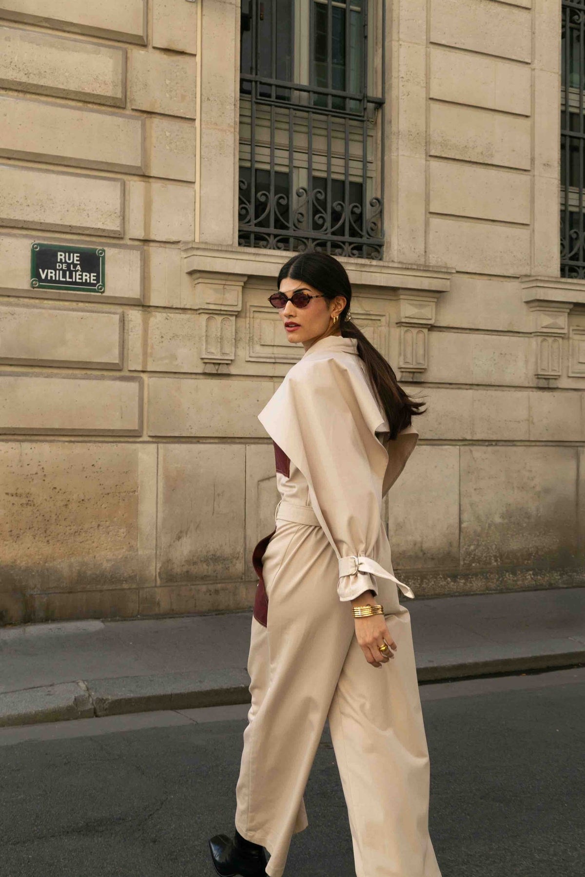 Combinaison cape Jacqueline Beige, porté, vue de profil, crée une silhouette allongée et affirmée, coupe oversize