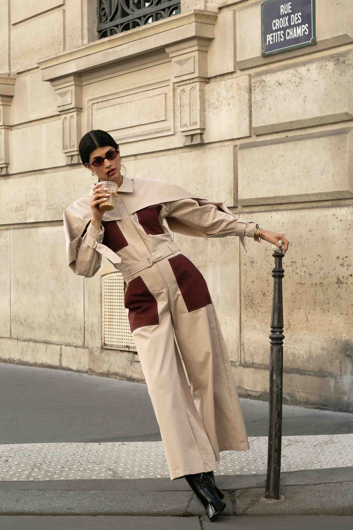 Combinaison cape Jacqueline Beige, vue d'ensemble, portée de face, la combinaison Jacqueline est une pièce forte, coupe oversize