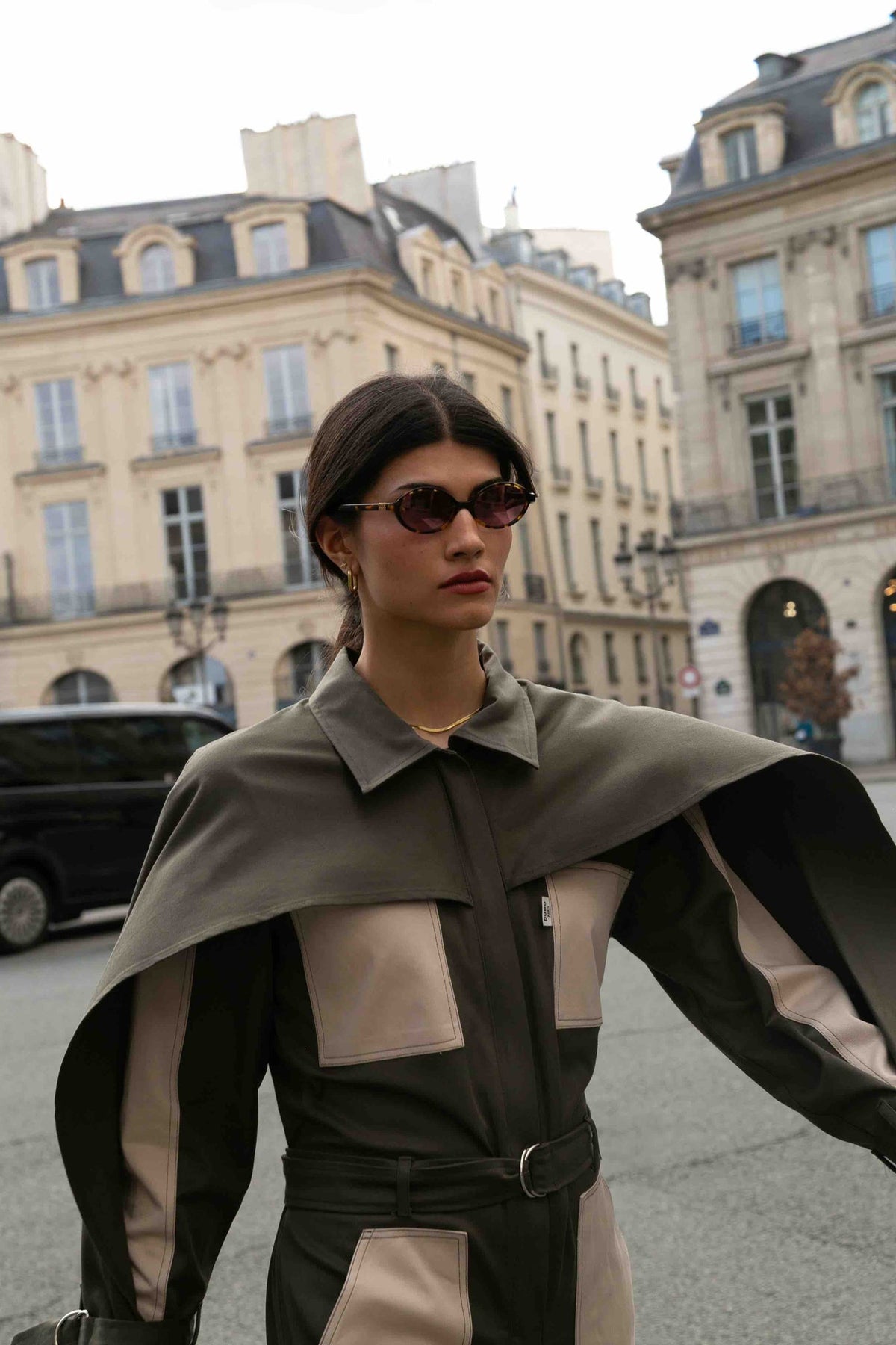 Combinaison cape Jacqueline Vert, look complet avec accessoires, aux jambes évasées façon palazzo