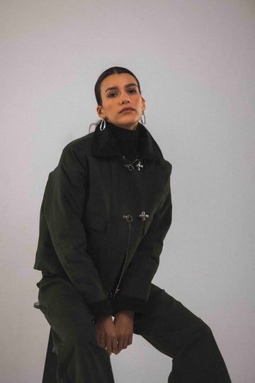 Blouson court Adam Vert, vue d'ensemble, portée de face, revisité avec des détails contemporains pour un style affirmé
