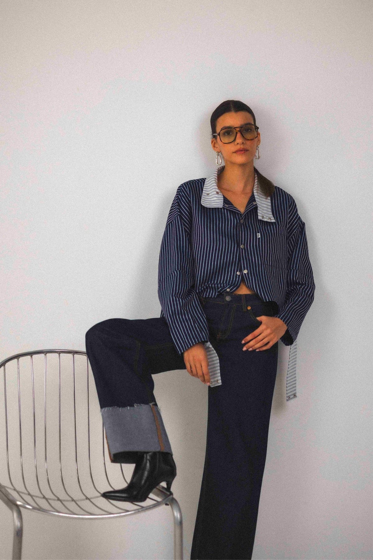 Chemise col montant Aya Bleu, portée en extérieur, offrant ainsi une vraie liberté de silhouette