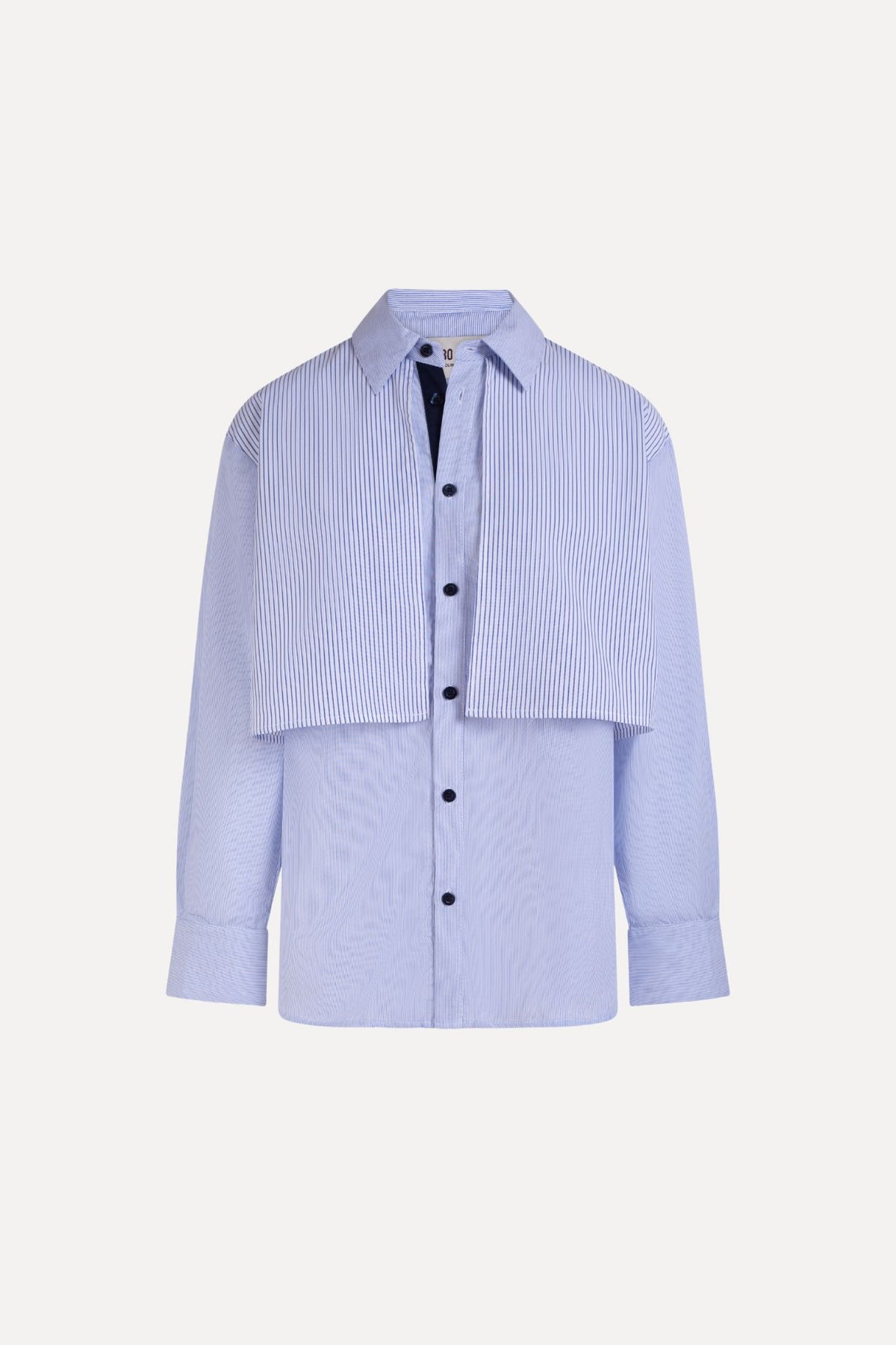 Chemise à superposition Vicky, vue d'ensemble du style porté, et une rayure plus large sur le devant/volant, pièce éco-responsable Bobo Paris
