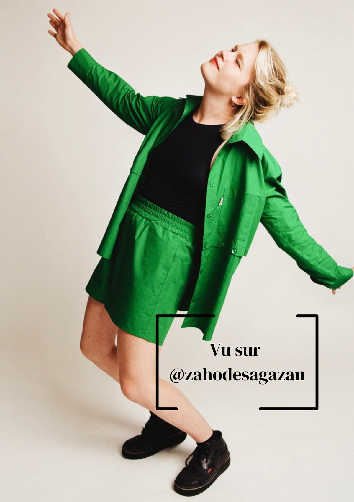 Chemise 2 en 1 verte Chiara, porté en mouvement, son col est un peu plus grand pour encore plus d'élégance, coupe oversize