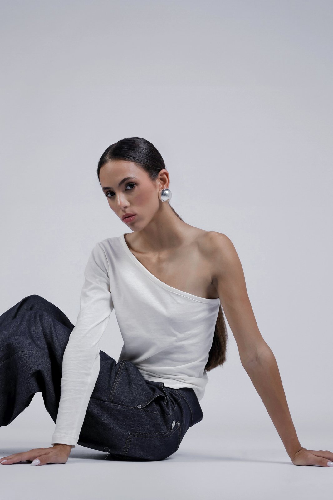 Duo de tops asymétriques Louise Blanc, détail du col et des poignets, offrant ainsi trois façons de le porter