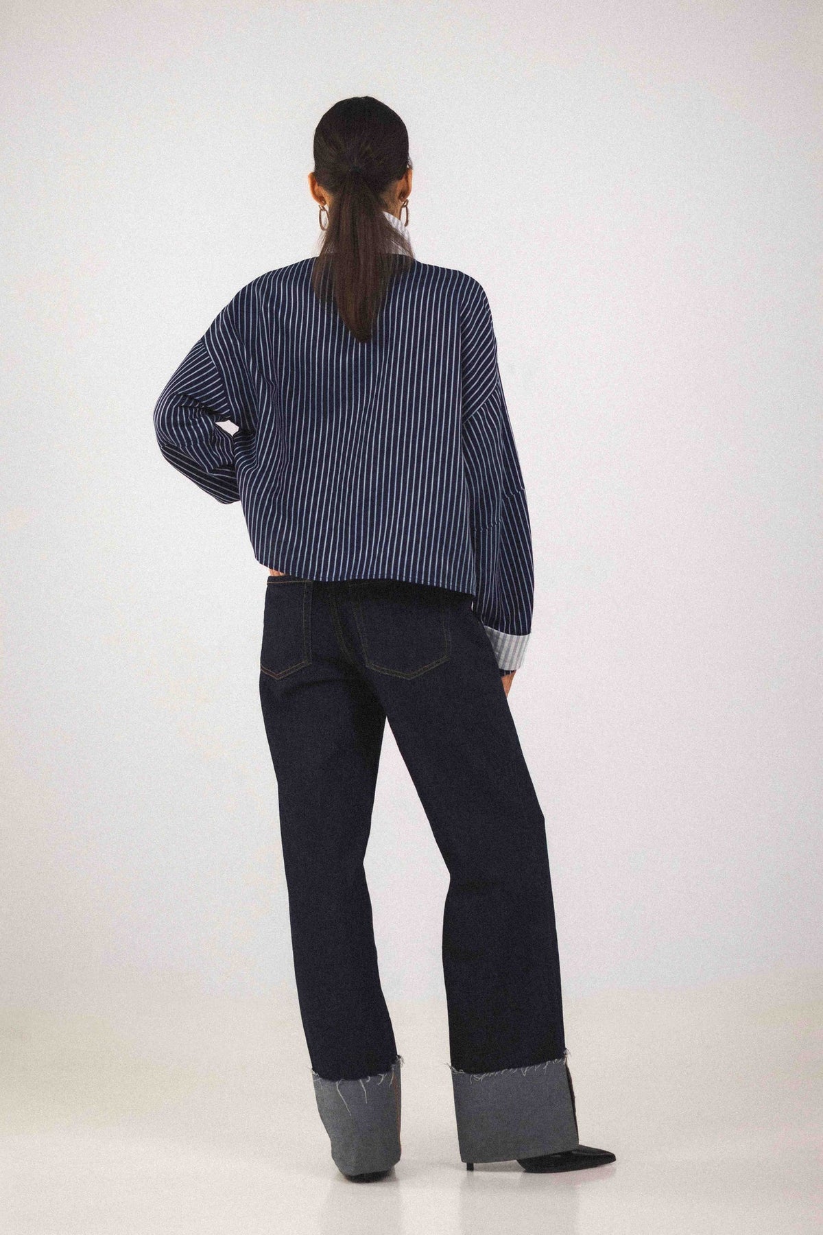 Chemise col montant Aya Bleu, porté, vue rapprochée, offrant ainsi une vraie liberté de silhouette