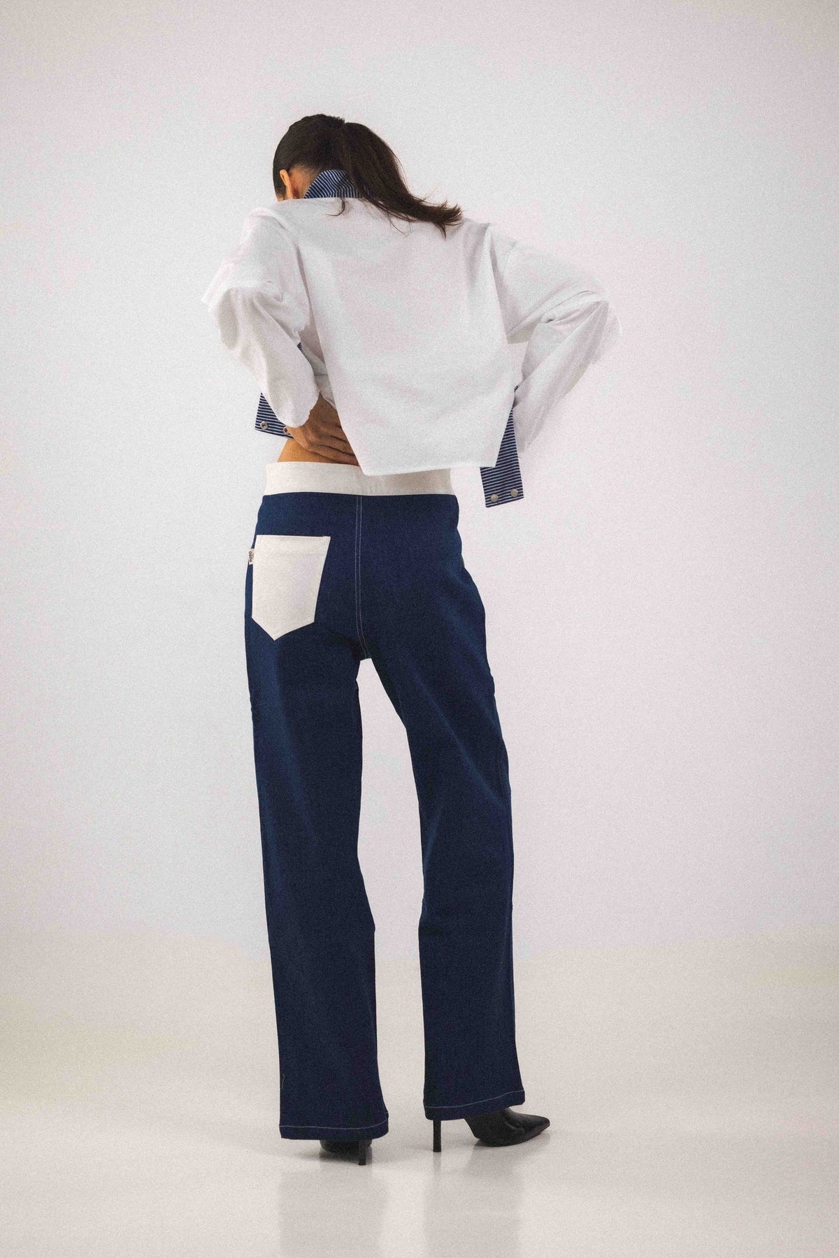 Pantalon Bourgogne, détail de la coupe, confectionné en coton bicolore, esprit workwear