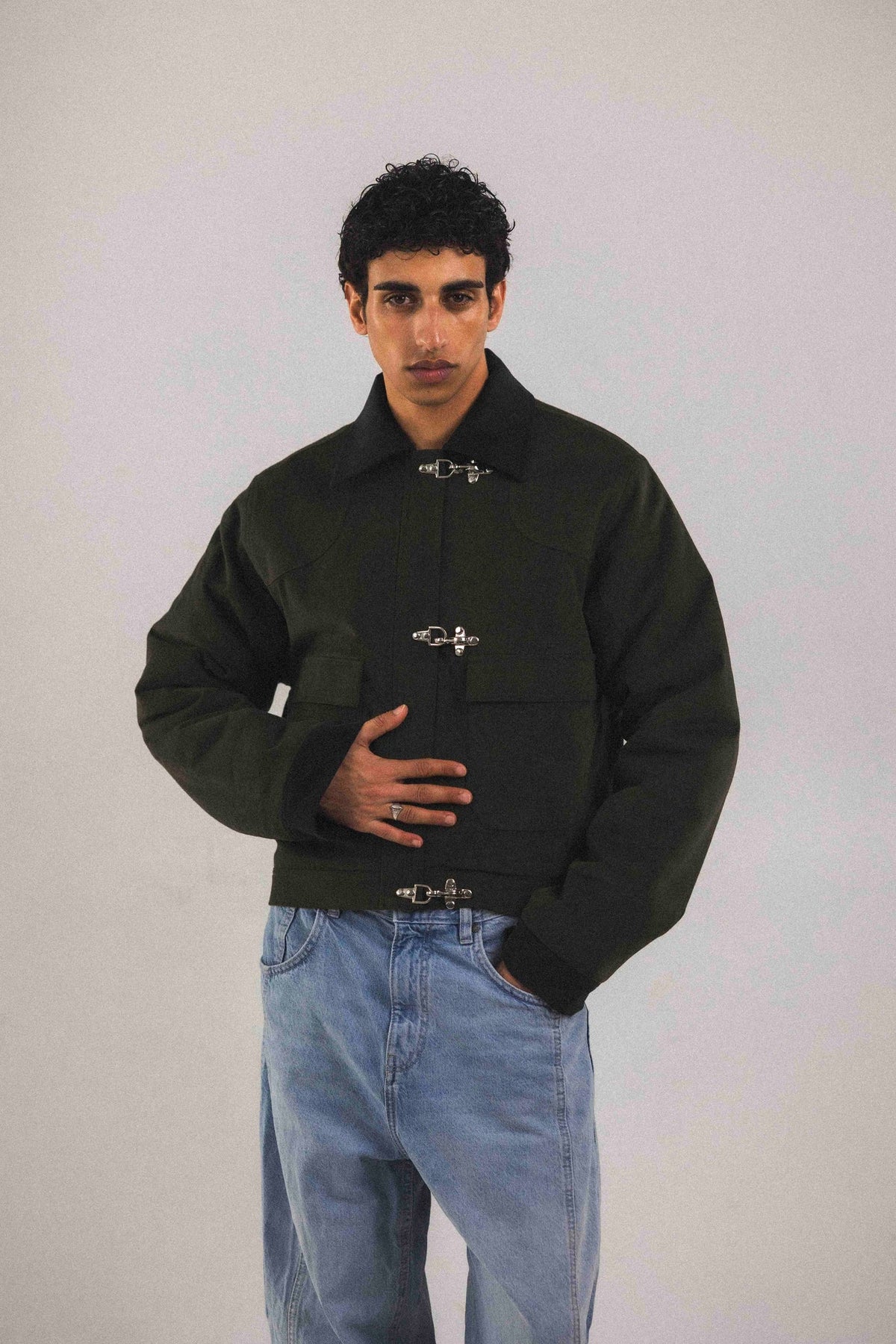 Blouson court Adam Vert, détail de la coupe, ses poignets et son col sont en velours côtelé