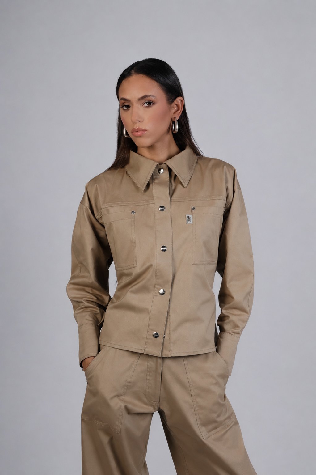Veste en jean cintrée Léon Beige, porté, vue de dos, permet de cintrer la taille selon vos envies et vous offre un ajustement parfait, esprit vintage workwear