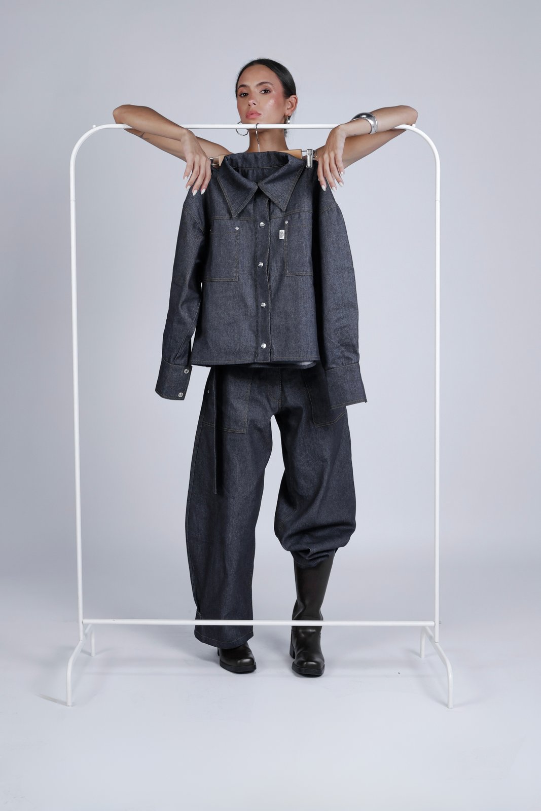 Veste en jean cintrée Léon Bleu, porté en mouvement, à porter devant ou dans le dos, silhouette workwear affirmée