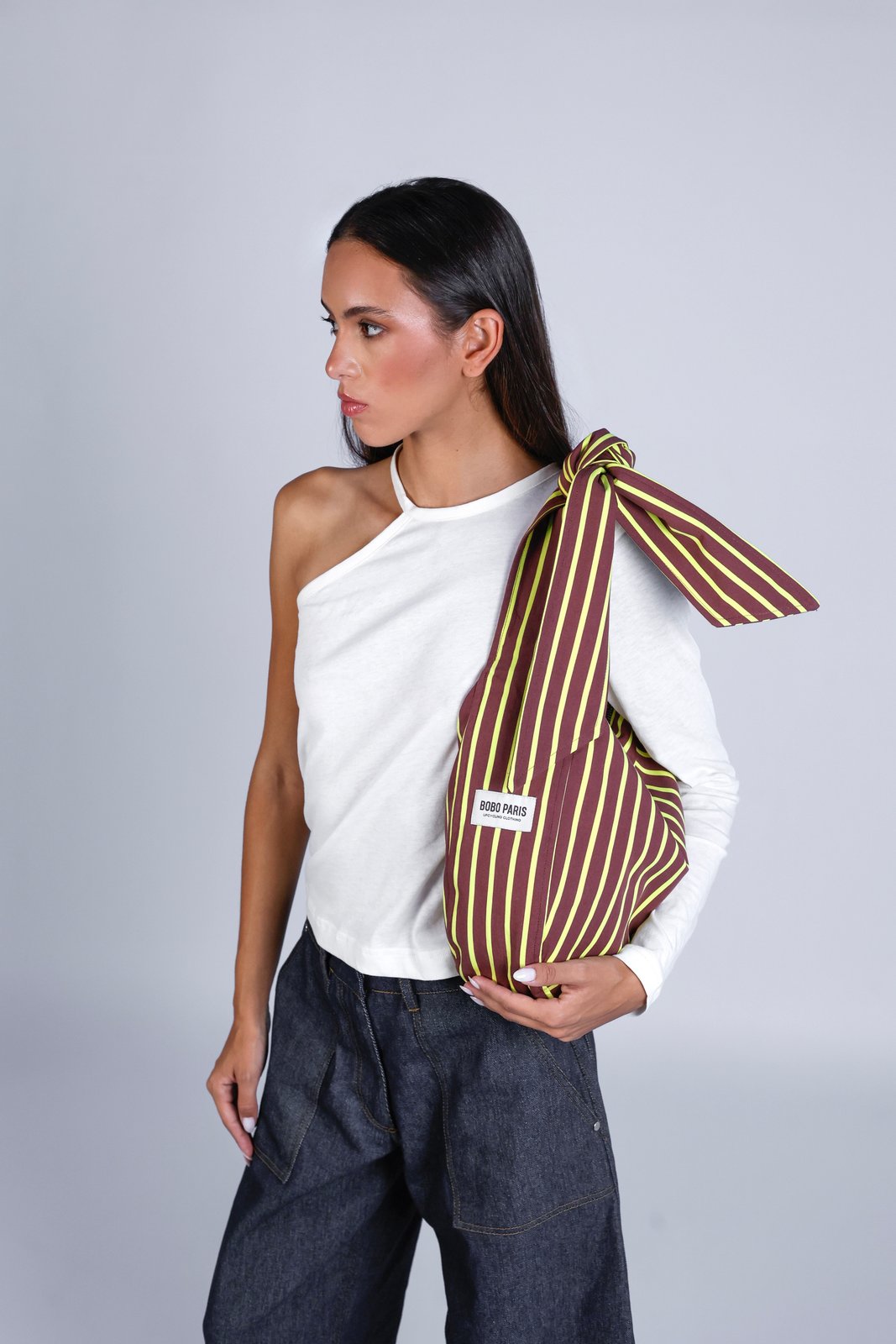 Sac à nouer à rayures jaune/marron Sasha, détail du col et des poignets, il vient immédiatement accessoiriser la tenue avec style, pièce éco-responsable et upcyclée