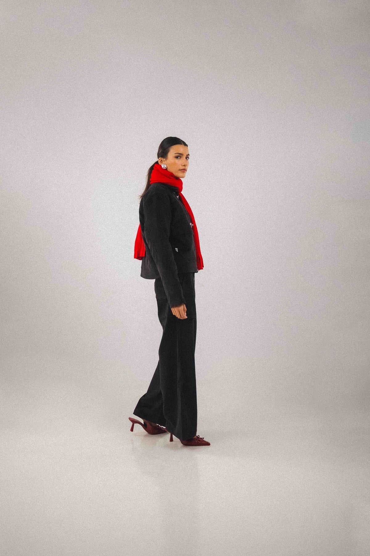 Blouson court Adam Noir, porté, vue de profil, ses poignets et son col sont en velours côtelé, coupe unisexe pensée pour toutes les silhouettes