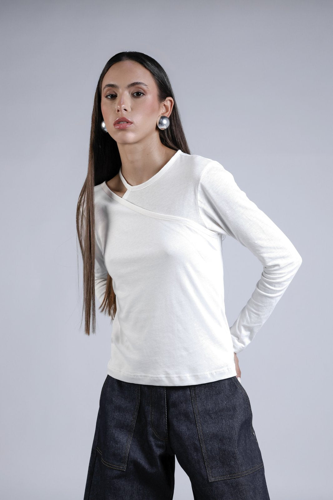 Duo de tops asymétriques Louise Blanc, porté, vue rapprochée, le duo de tops Louise est pensé pour être porté ensemble ou séparément, couleurs signature Bobo Paris