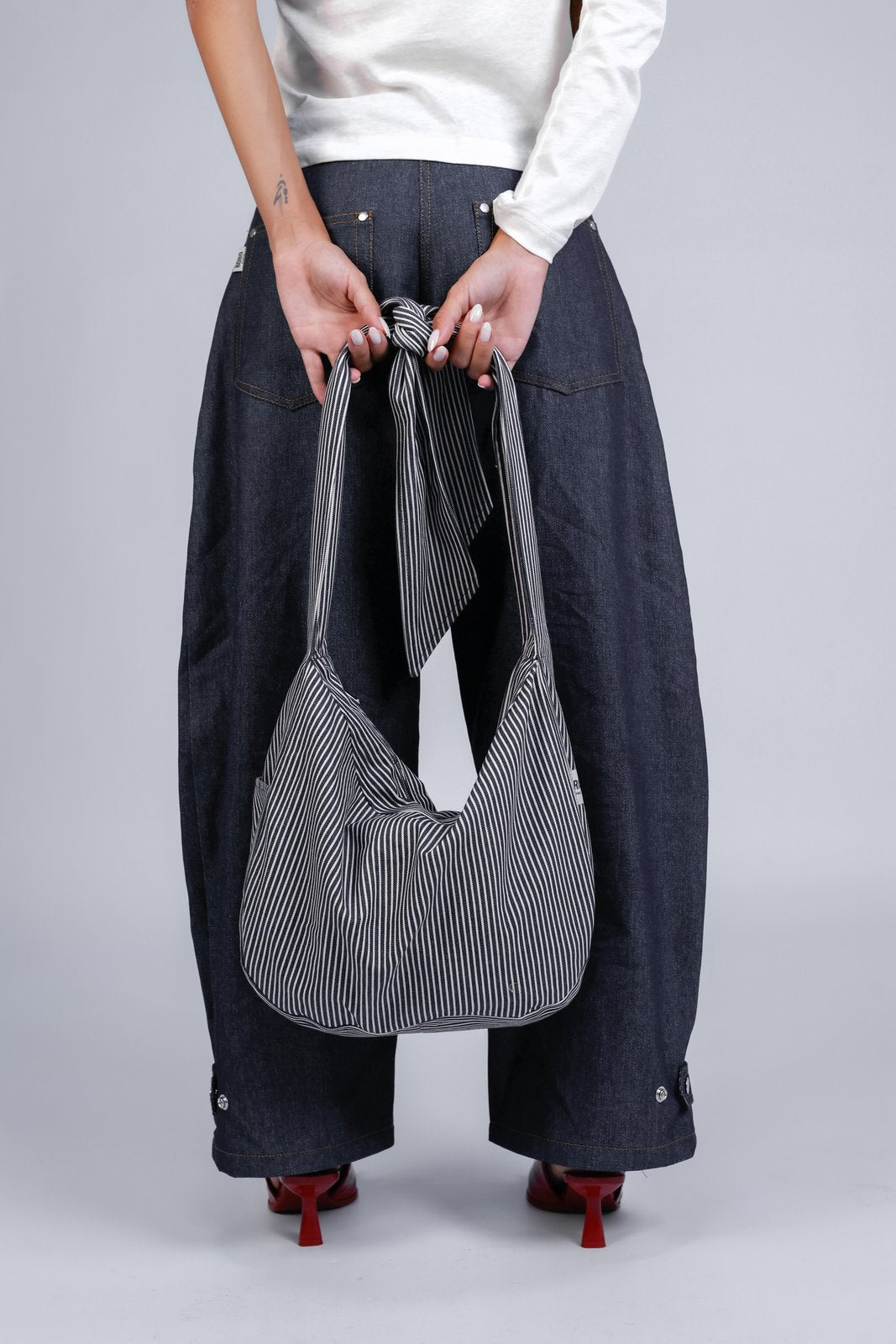 Sac à nouer en denim rayé bleu/blanc Sasha, porté, vue rapprochée, selon vos préférences