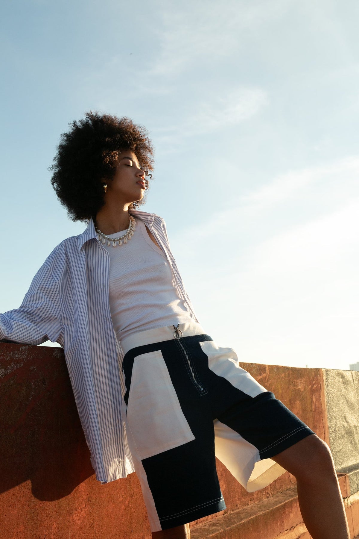 Bermuda en jean Anfa Bleu, détail des finitions, fabriqué à Casablanca dans un atelier à taille humaine de dix personnes