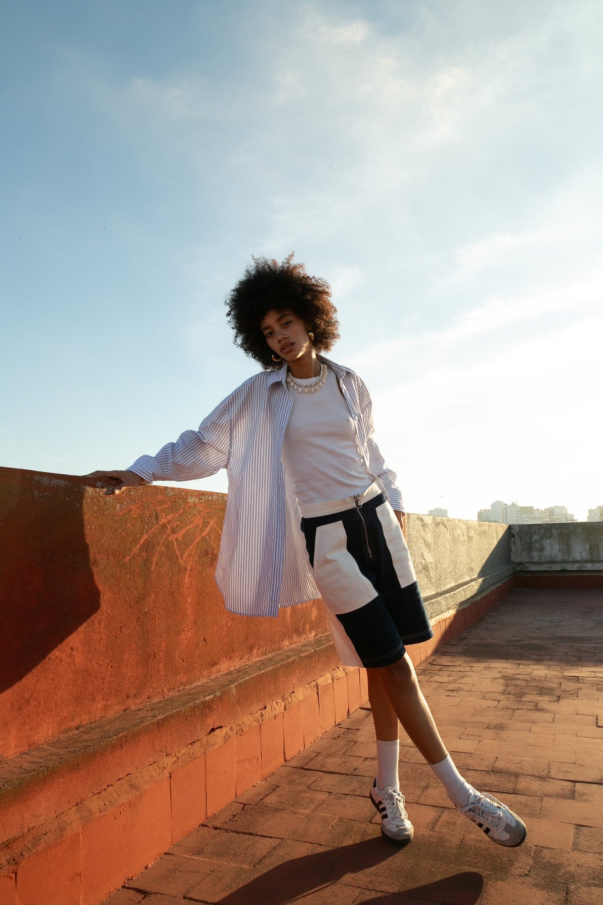 Bermuda en jean Anfa Bleu, porté, vue rapprochée, le bermuda Anfa s’inspire du vestiaire workwear