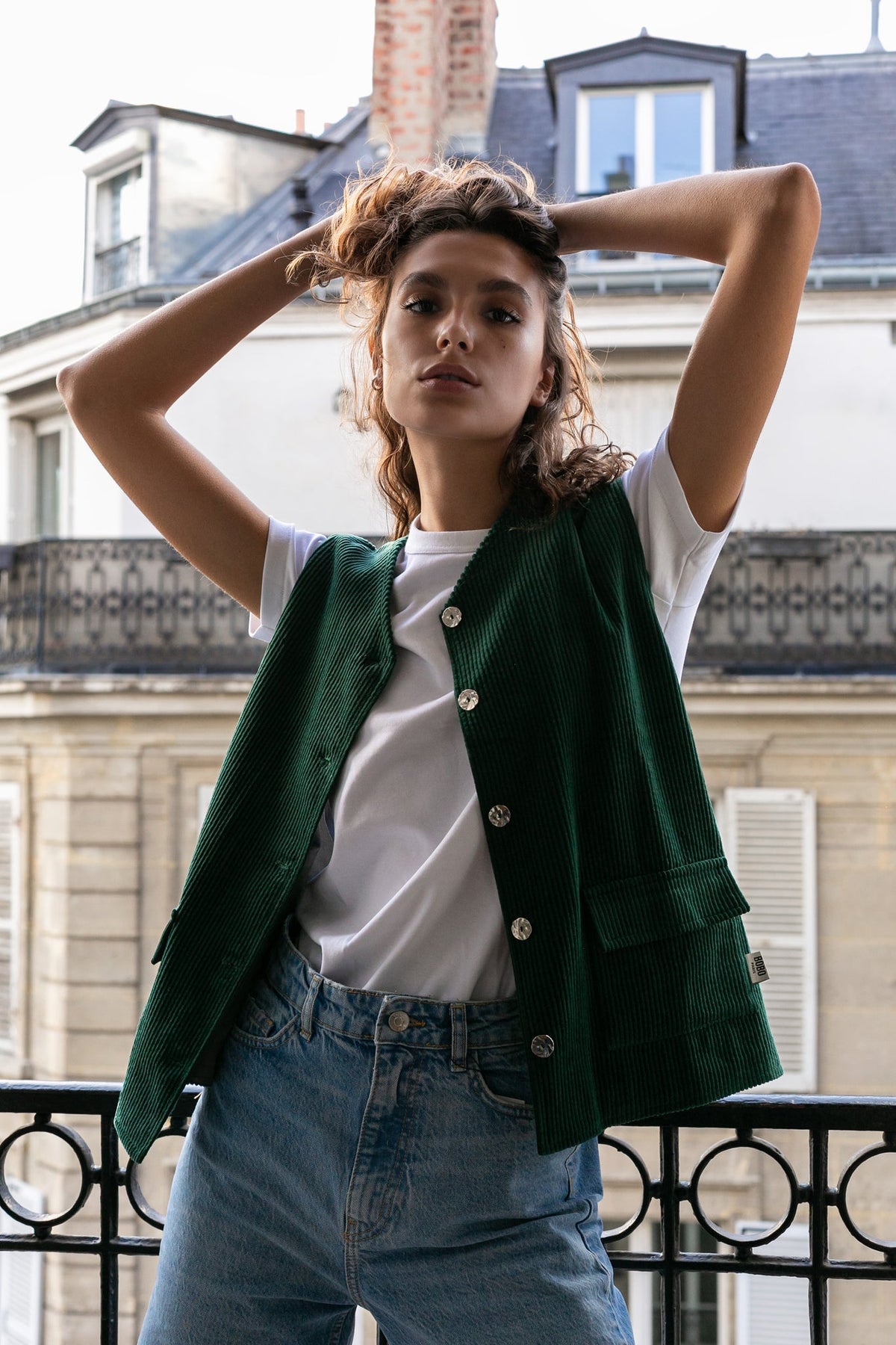 Gilet en velours côtelé Bobby, porté de face dans la rue, dessiné et fabriqué à Paris 100% coton
