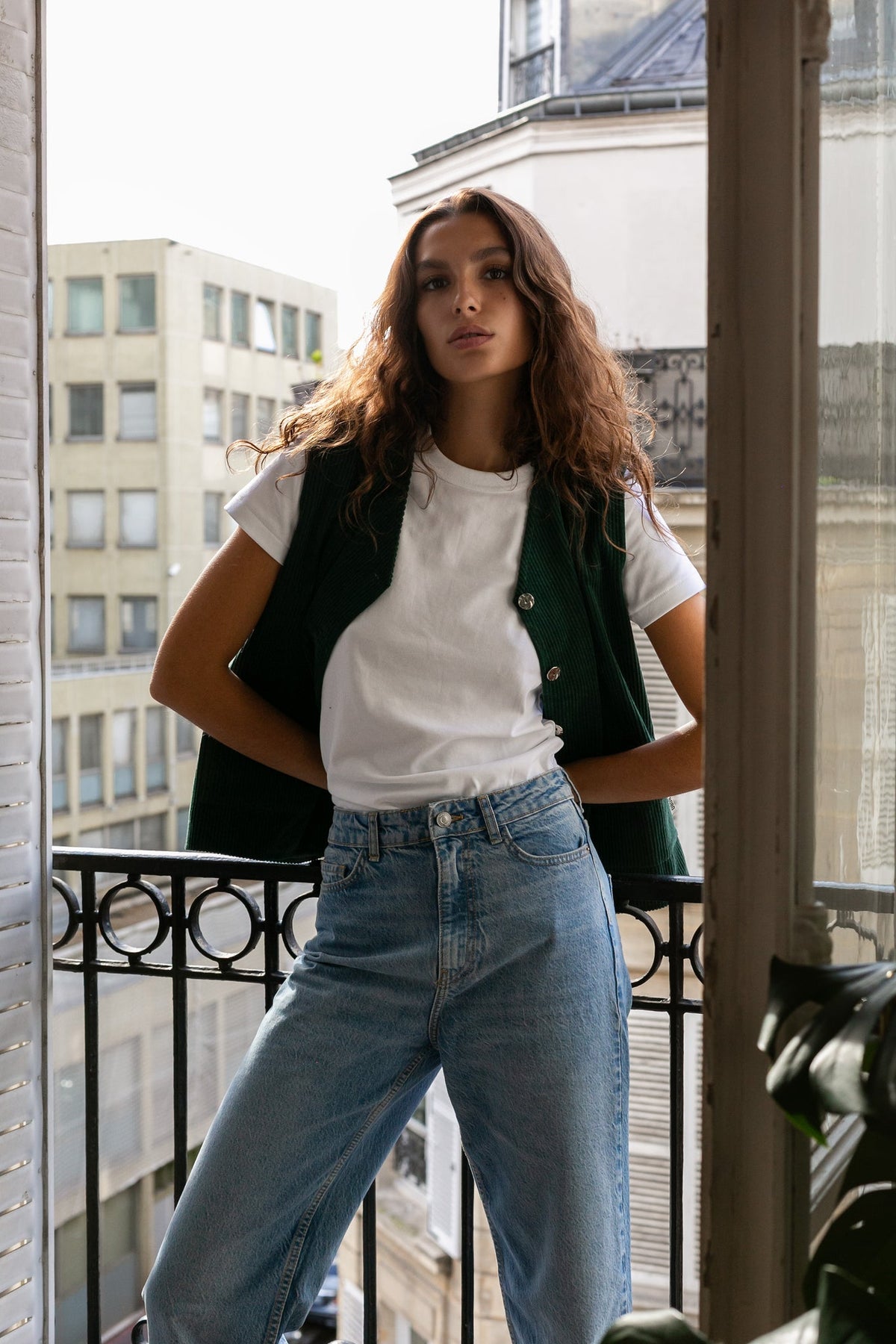Gilet en velours côtelé Bobby, porté, vue de profil, tissu upcyclé 100 % coton issu d’un stock dormant d'une maison de luxe