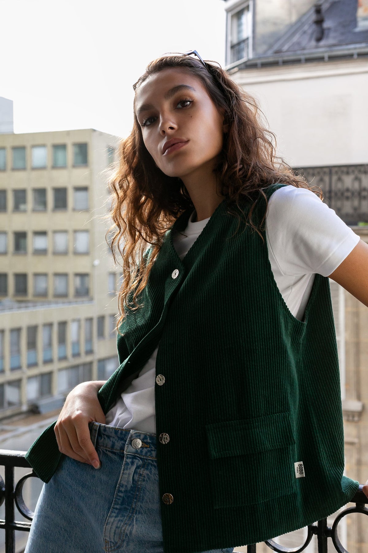 Gilet en velours côtelé Bobby, porté, vue de dos, la plateforme de revente de matériaux dormants, esprit vintage