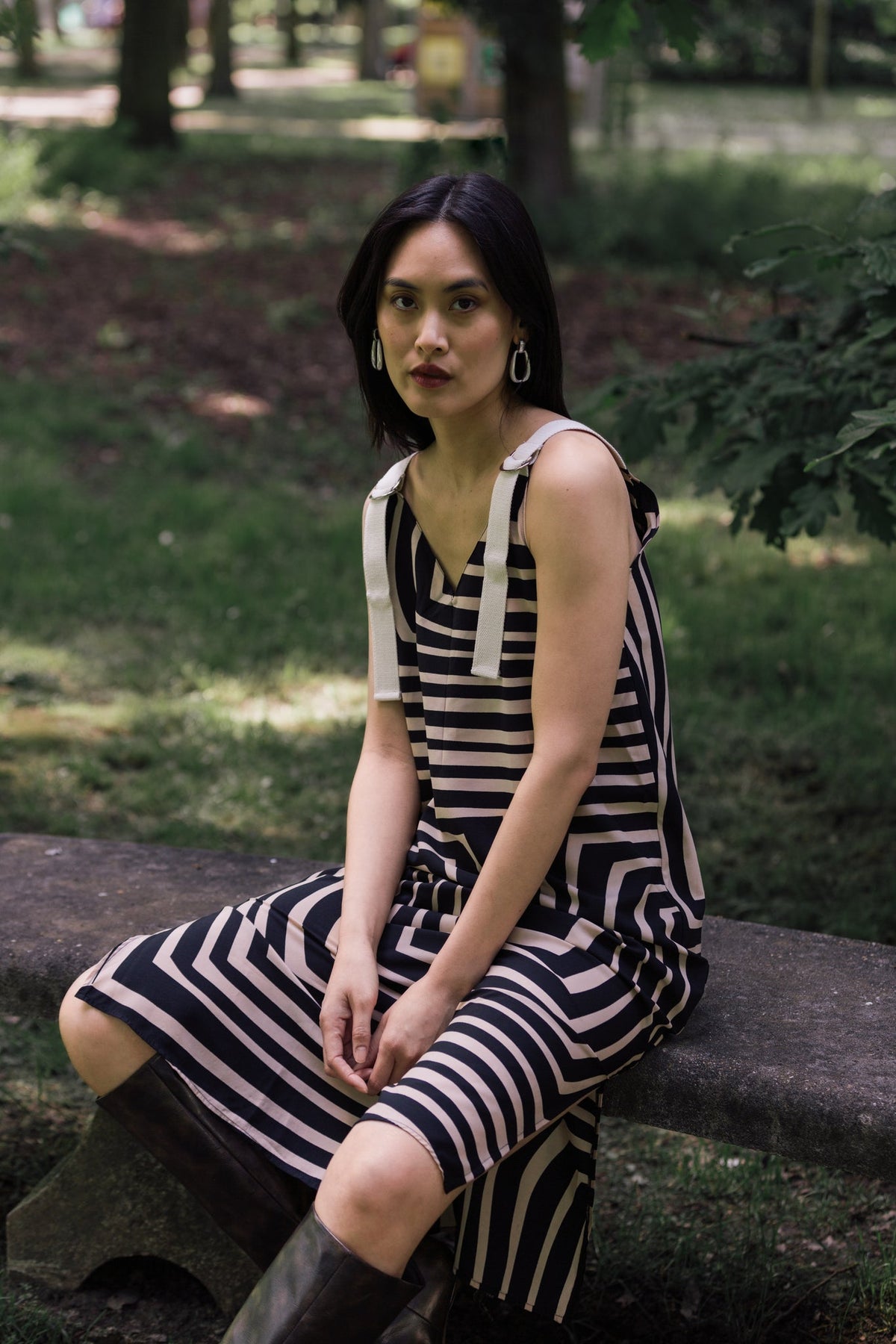 Robe longue Camila, porté en mouvement, elle a un coupe évasée ce qui la rend hyper confortable et portable dans toutes les occasions