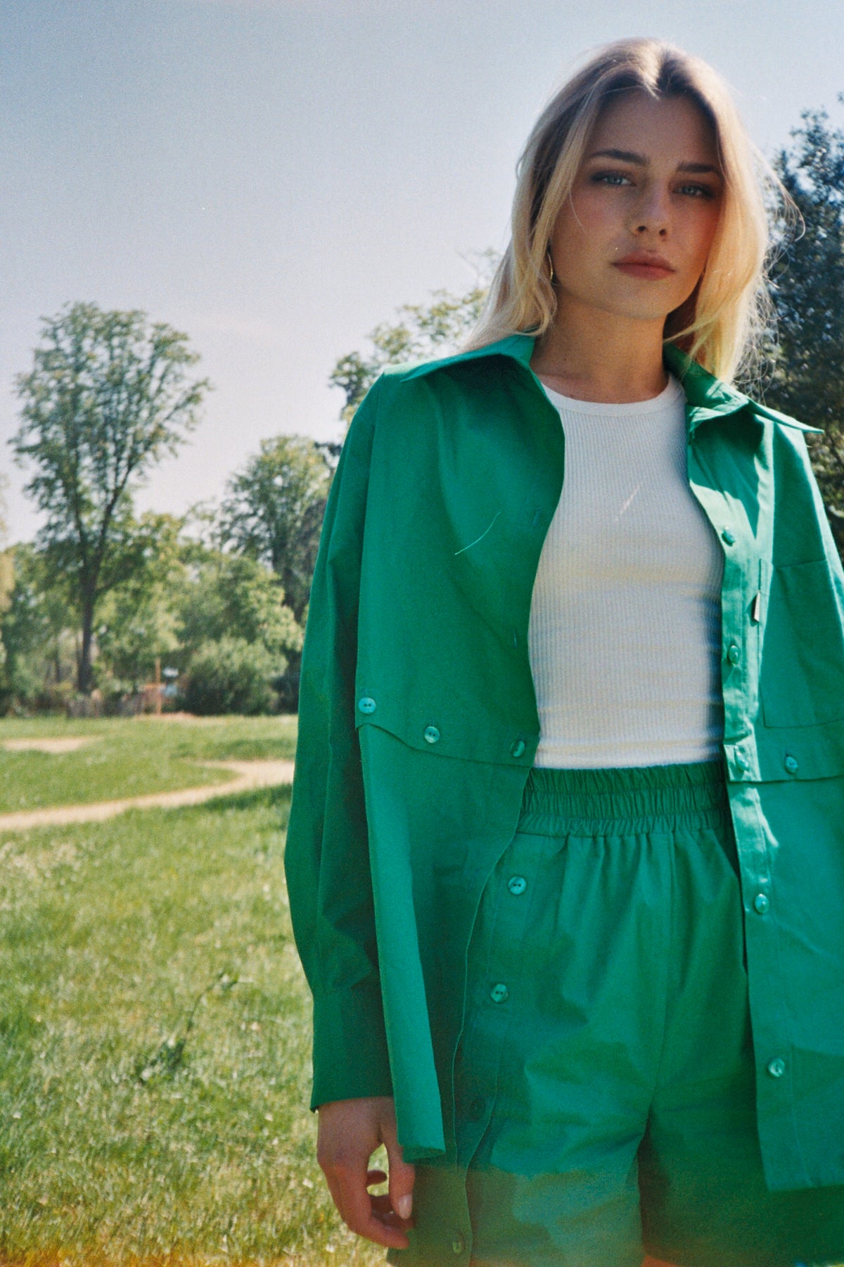 Chemise 2 en 1 verte Chiara, porté, vue de profil, la chemise Chiara a été produite en édition limitée, coupe oversize