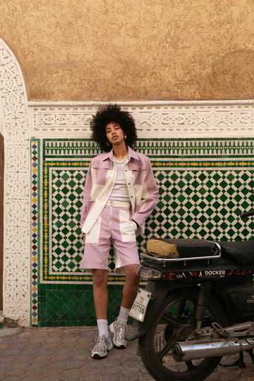 Veste en jean Gauthier Lilas, vue d'ensemble, portée de face, fabriquée à Casablanca dans un atelier à taille humaine de dix personnes, couleurs signature Bobo Paris
