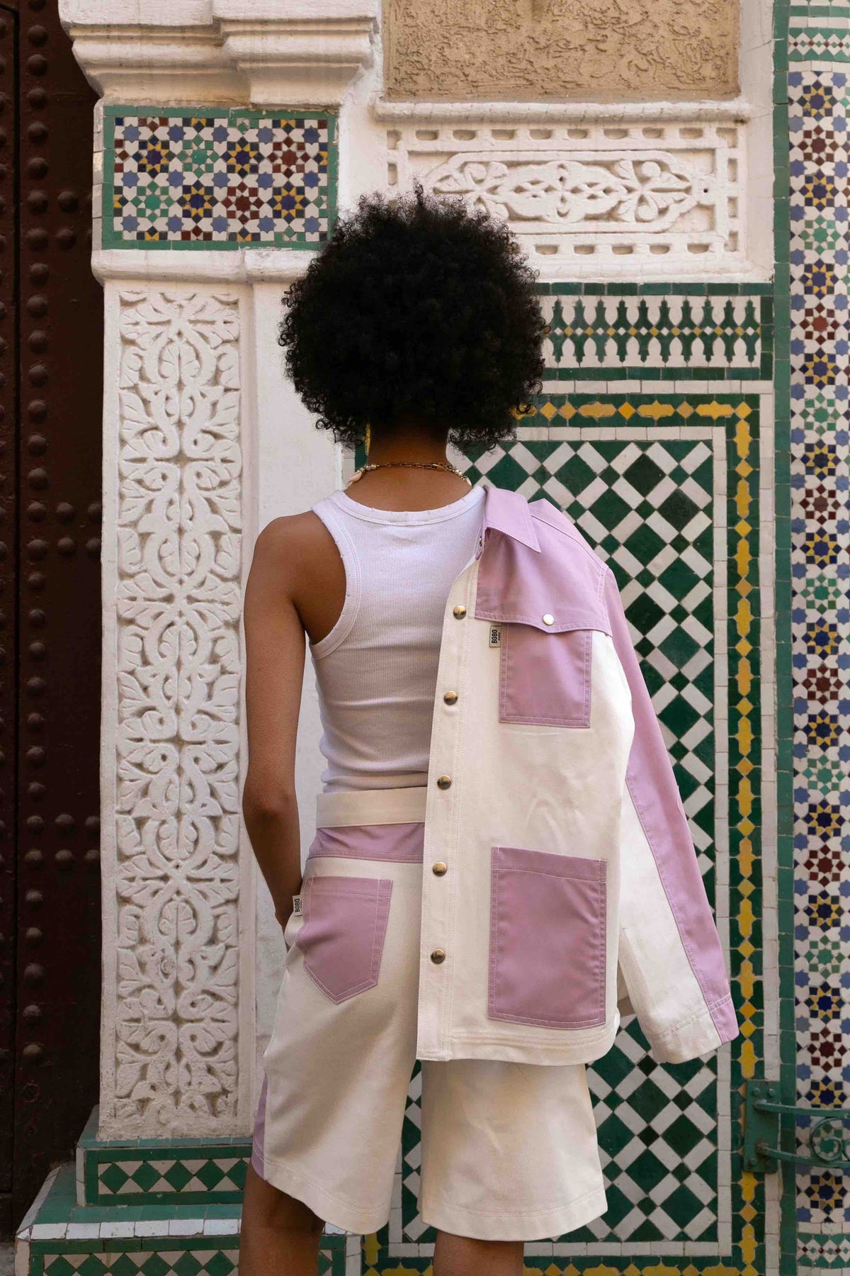 Veste en jean Gauthier Lilas, porté en mouvement, appelées bleus de travail, couleurs signature Bobo Paris