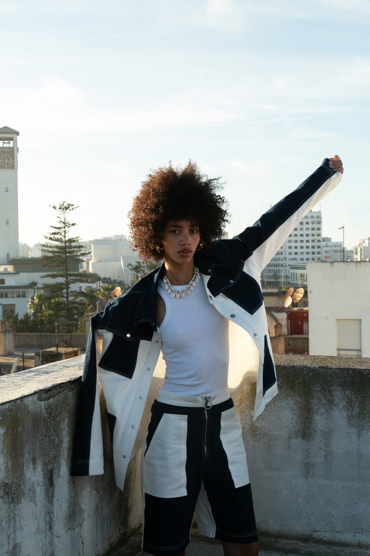 Veste en jean Gauthier Bleu, porté en mouvement, elle est confectionnée à partir d’un denim 100 % coton, coupe oversize