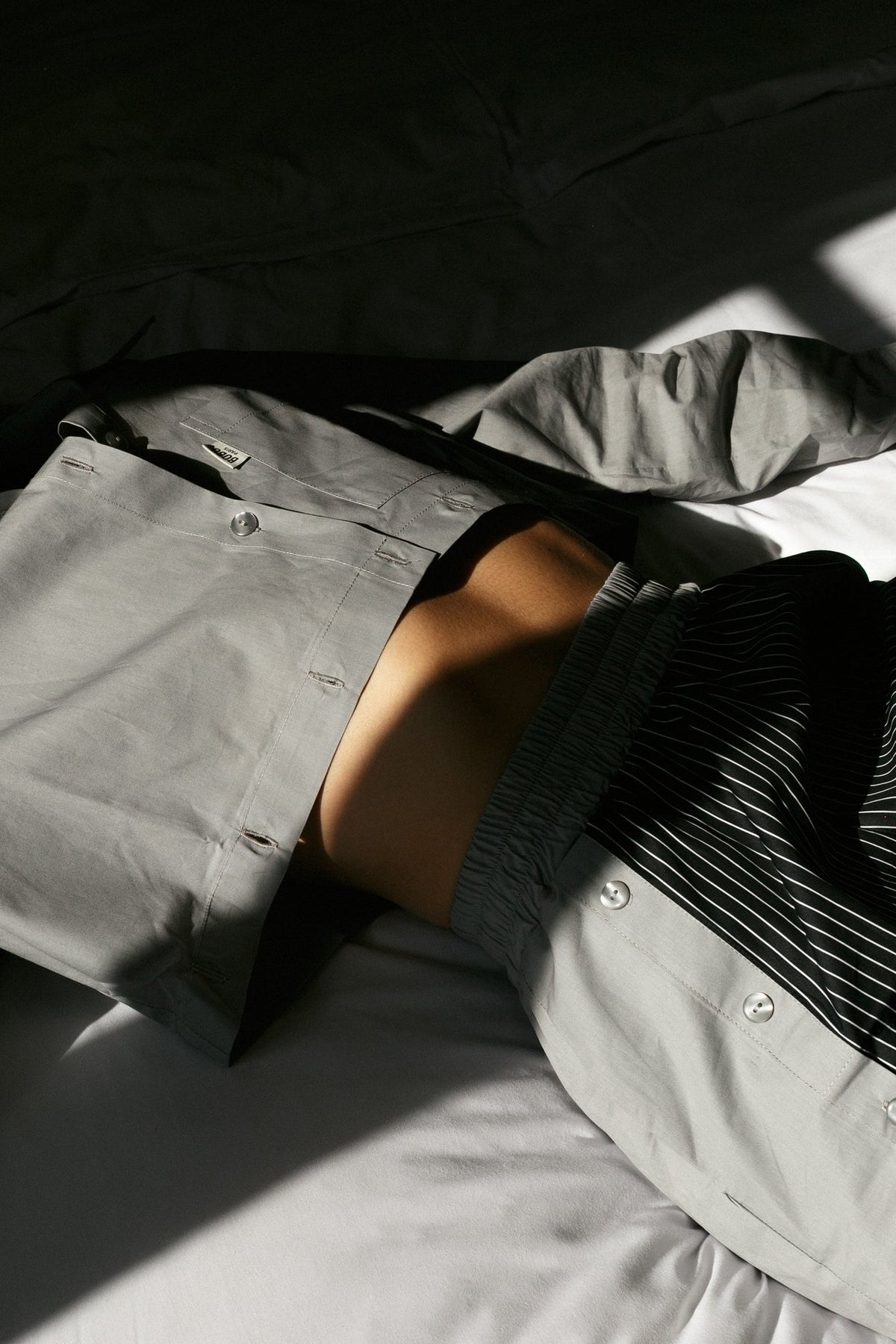 Chemise 2 en 1 grise Gina, porté en mouvement, la chemise Gina a été produite en édition limitée, couleurs signature Bobo Paris