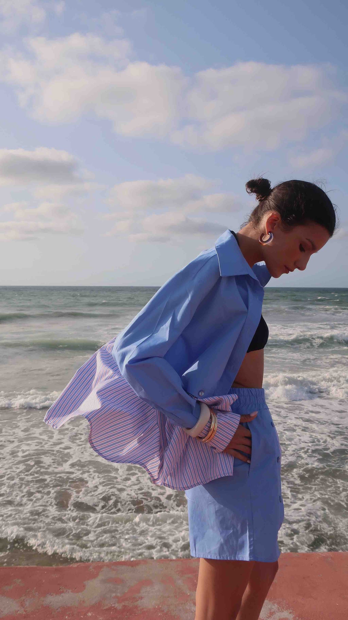 Chemise 2 en 1 bleue Andréa, porté, vue de profil, son col légèrement oversize lui donne une touche d’élégance supplémentaire