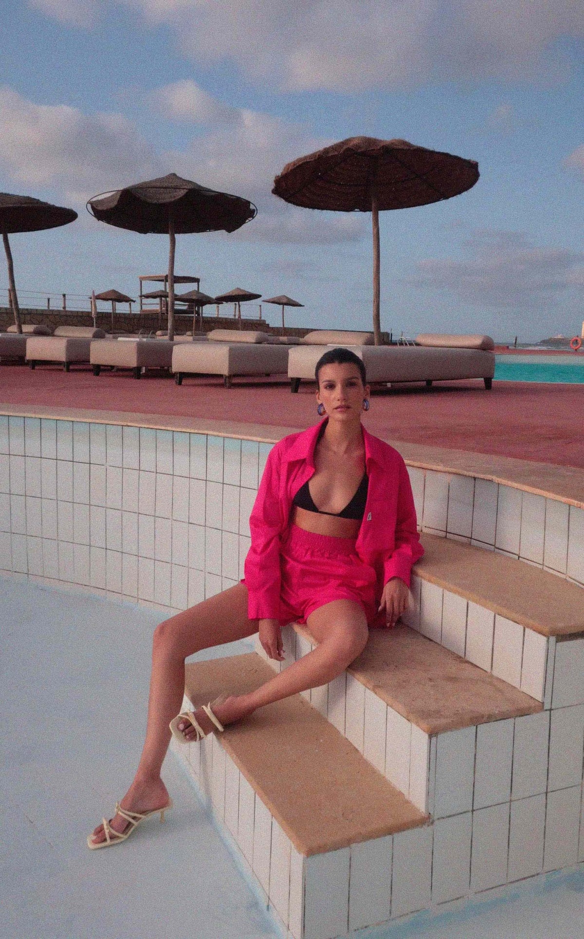 Short fuchsia Vittoria, look complet avec accessoires, il n'existe que 25 exemplaires, coupe sobre et confortable
