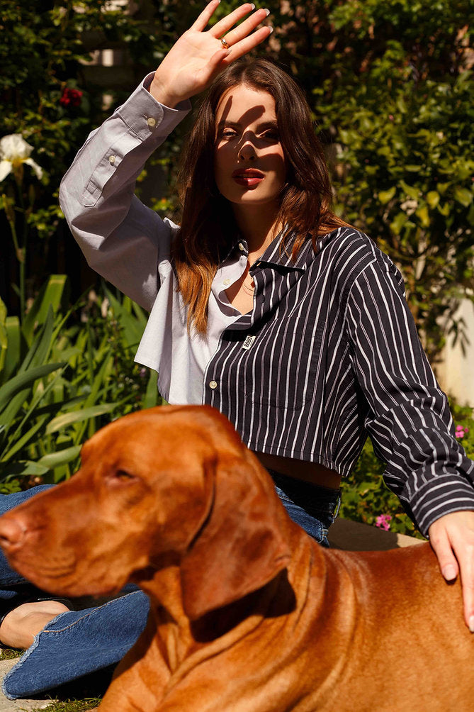 Chemise unique duo Inès, porté de face dans la rue, cette création est unique