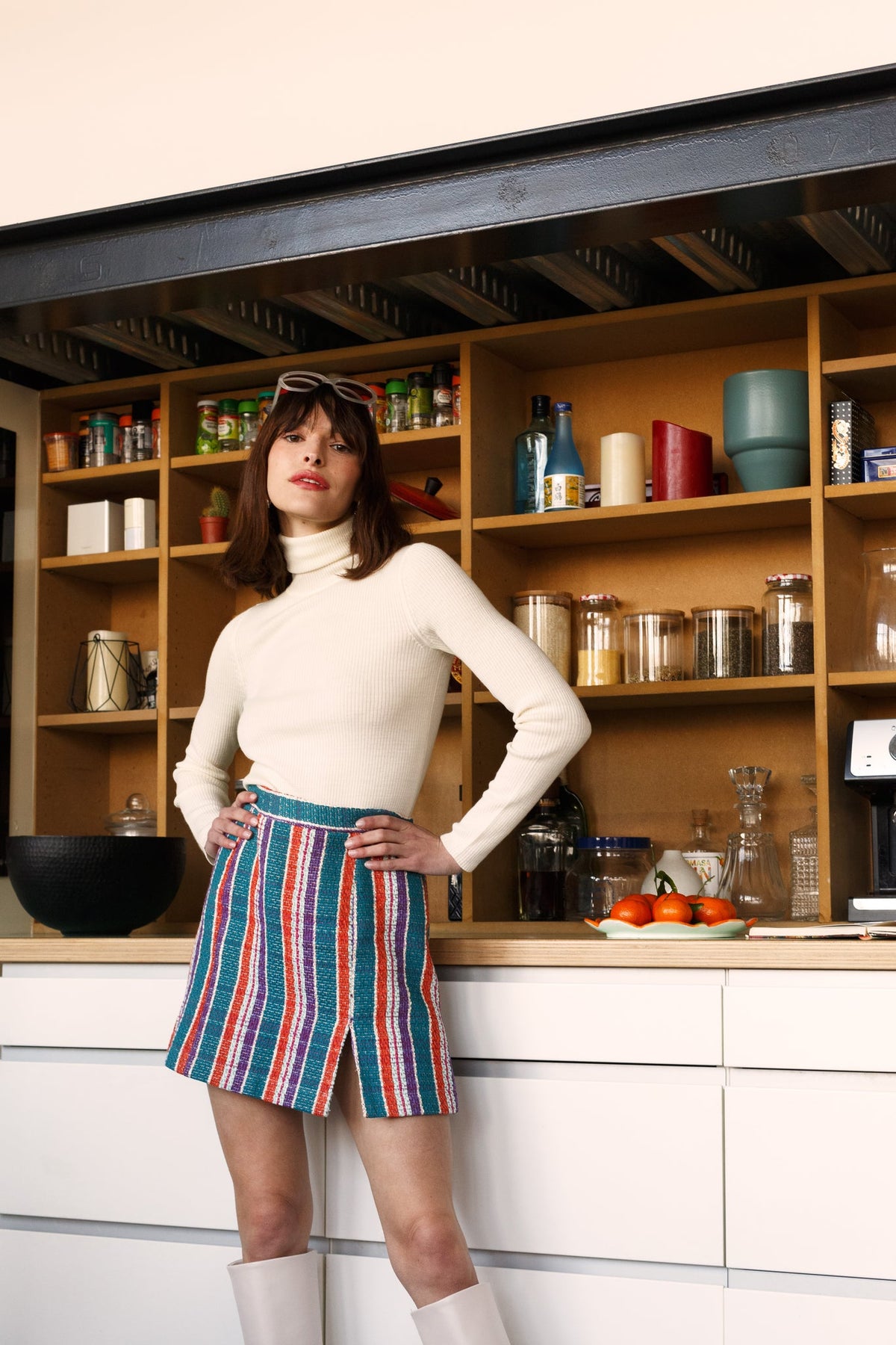 Jupe en tweed Véra, porté, vue de profil, elle est faite dans un tissu recyclé issu d’un stock dormant de chez Fabien Doligez
