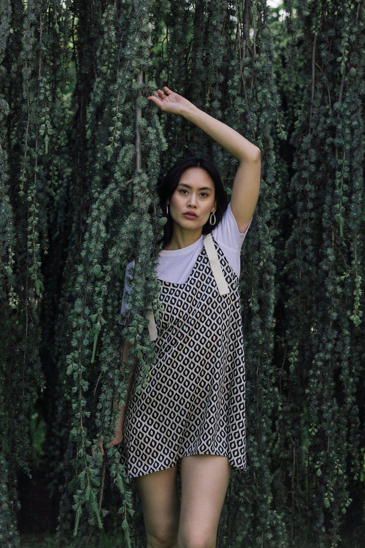 Robe courte Louna, vue d'ensemble du style porté, elle a un coupe évasée ce qui la rend hyper confortable et portable dans toutes les occasions