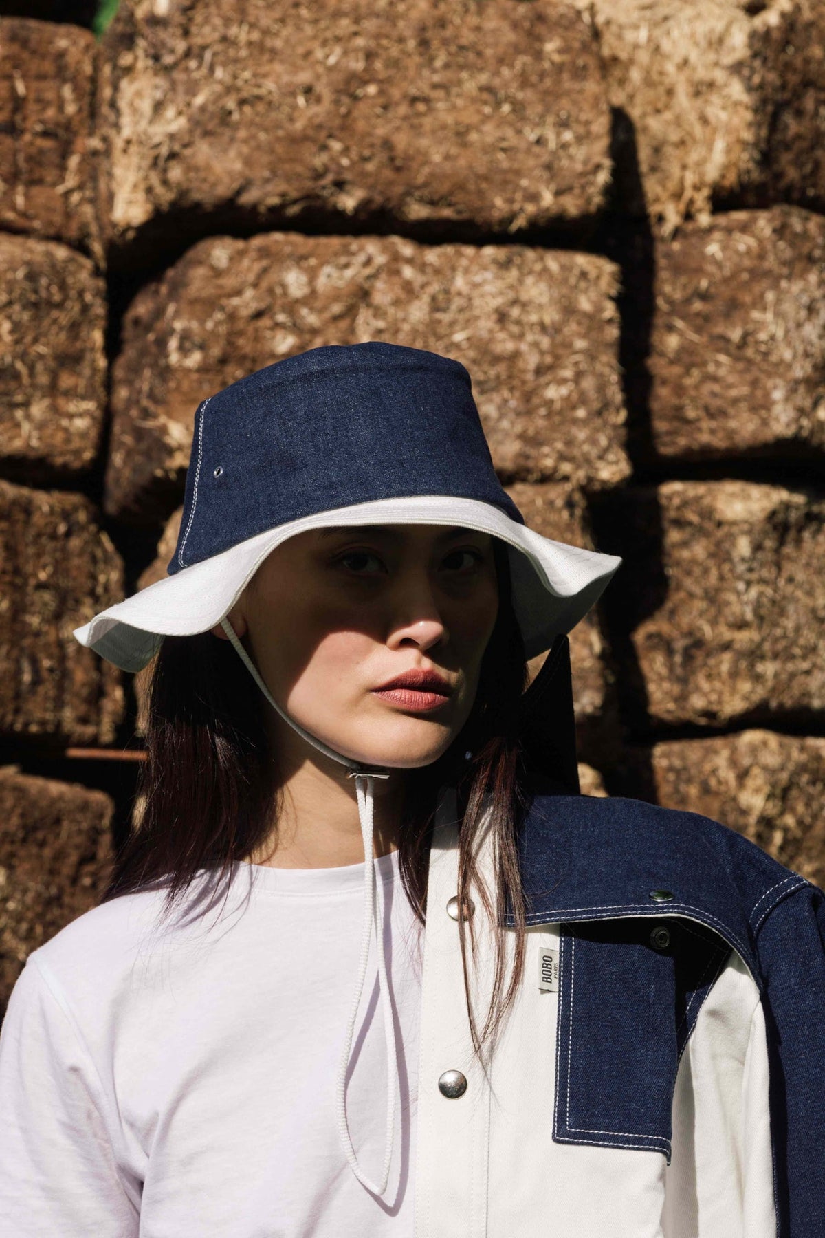 Bob Oasis Lilas, porté, vue de profil, un accessoire cool et versatile qui vous protégera du soleil avec élégance, pièce éco-responsable et upcyclée