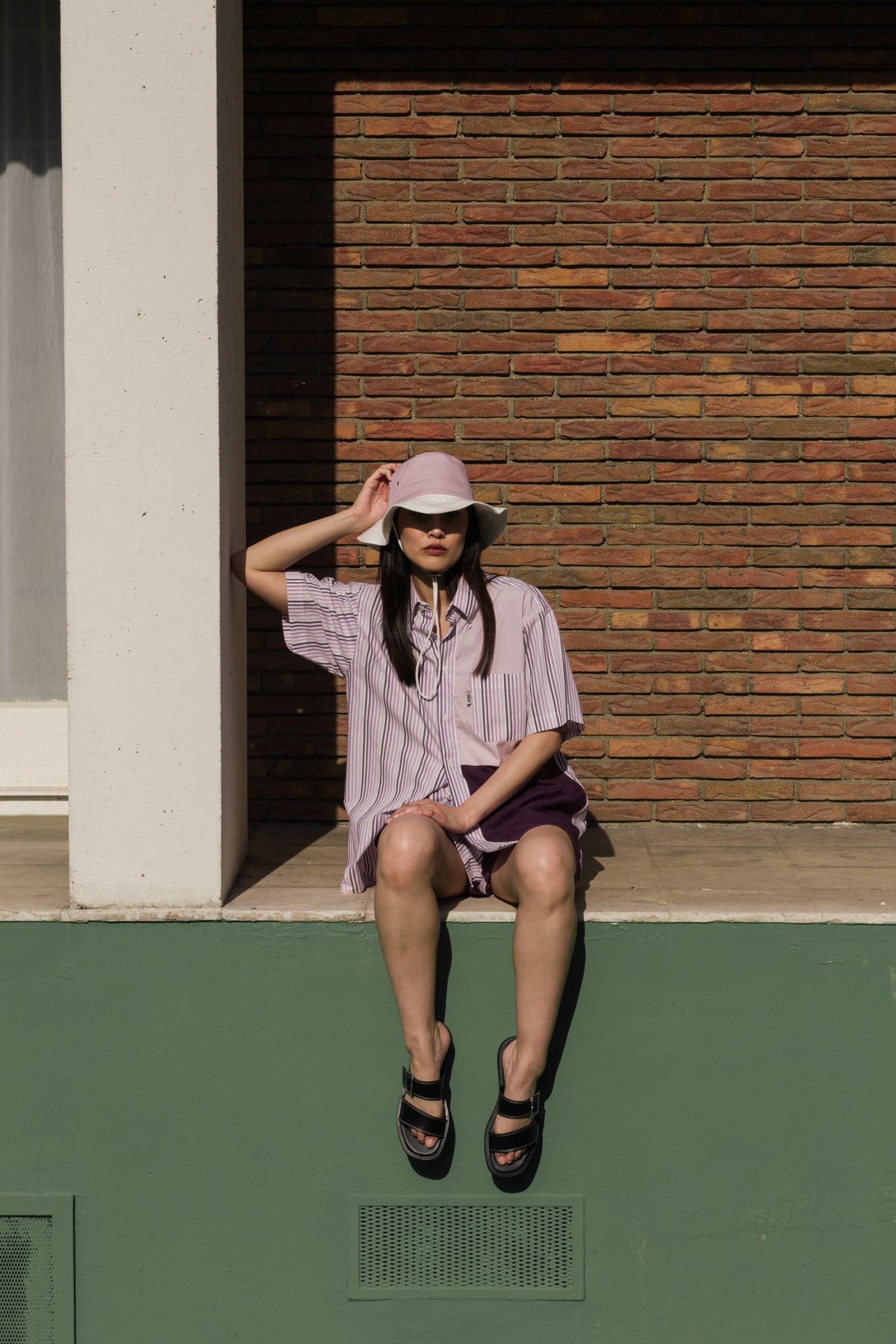 Bob Oasis Lilas, porté en mouvement, le bob est unisexe, pièce éco-responsable et upcyclée