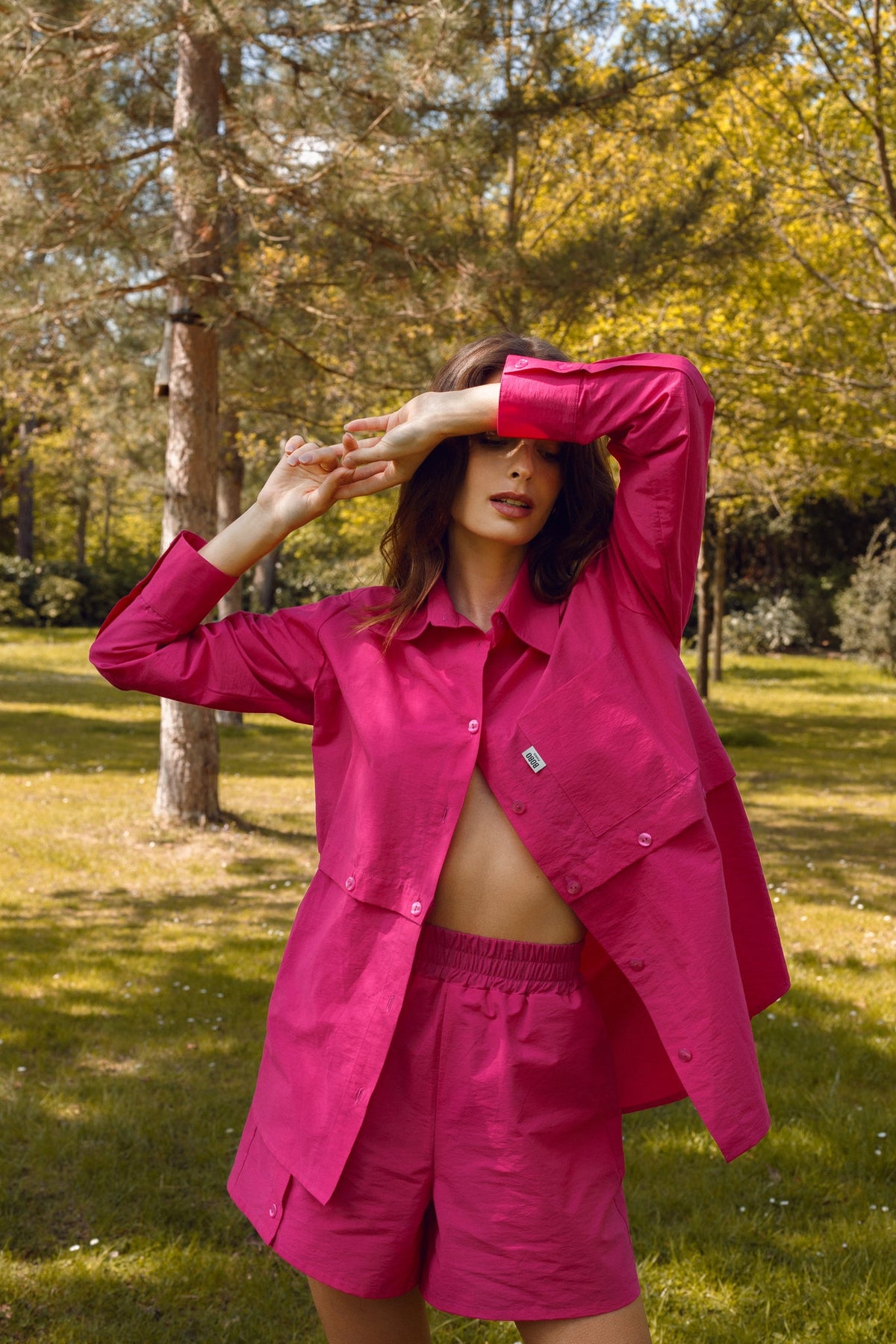 Chemise 2 en 1 fuchsia Vittoria, porté, vue rapprochée, son col est un peu plus grand pour encore plus d'élégance, coupe oversize