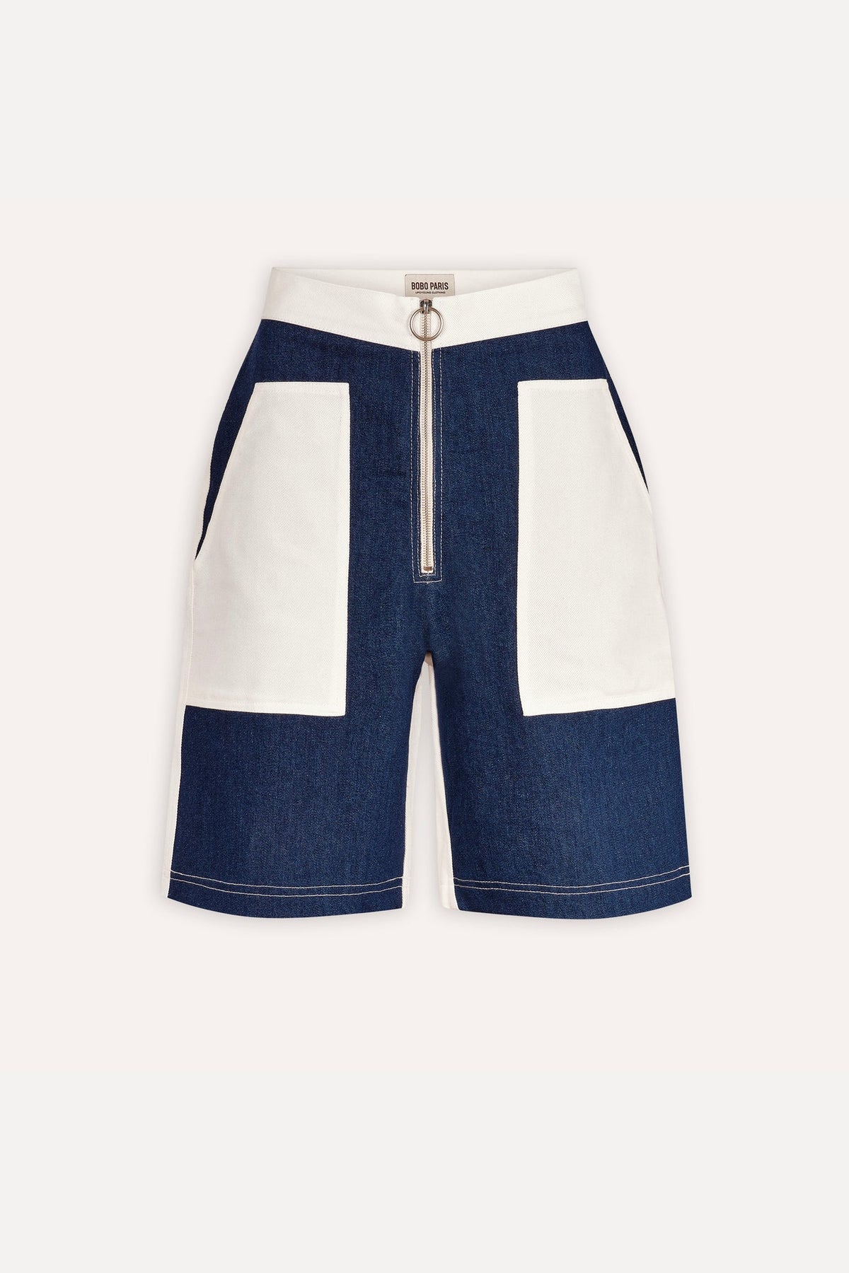 Bermuda en jean Anfa Bleu, silhouette complète, look stylisé, confectionné à partir d’un denim 100 % coton upcyclé